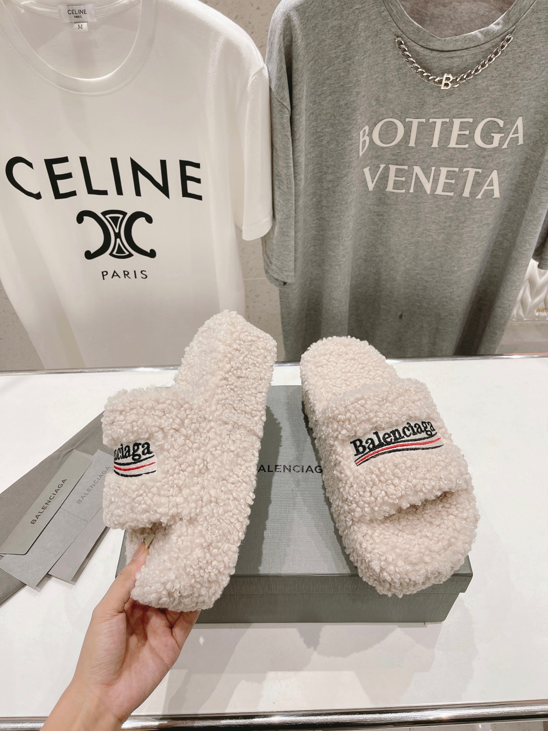 高版本出厂 Balenciaga*2025ss巴黎世家F036🔥🔥厚底刺绣毛毛拖鞋巴黎时装周重磅新品，国