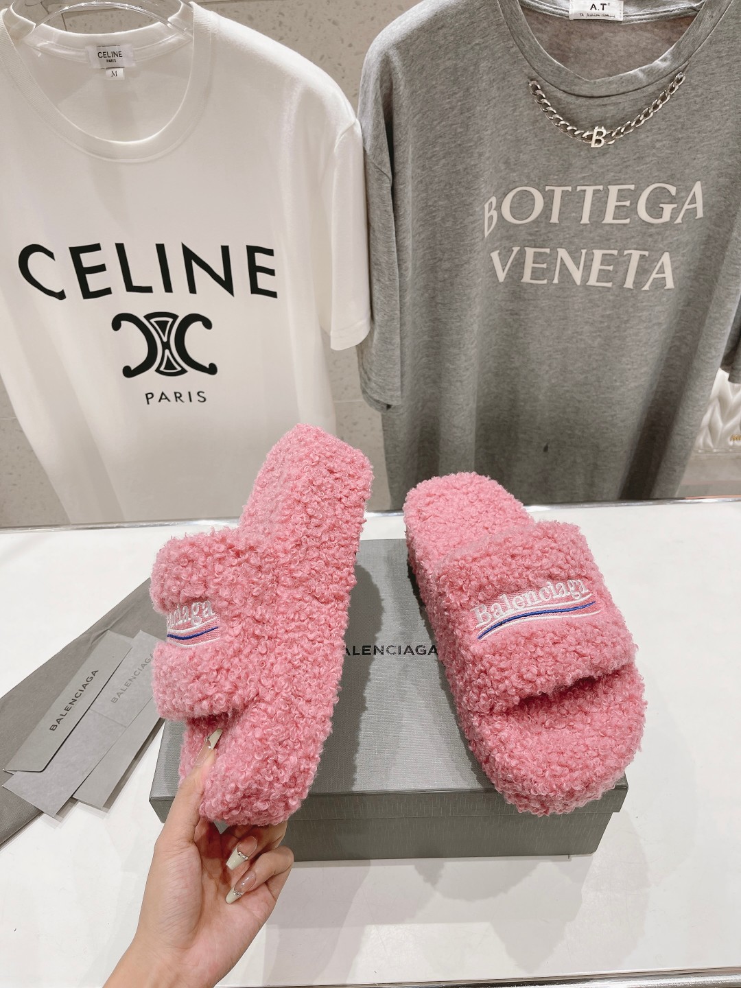 高版本出厂 Balenciaga*2025ss巴黎世家F036🔥🔥厚底刺绣毛毛拖鞋巴黎时装周重磅新品，国