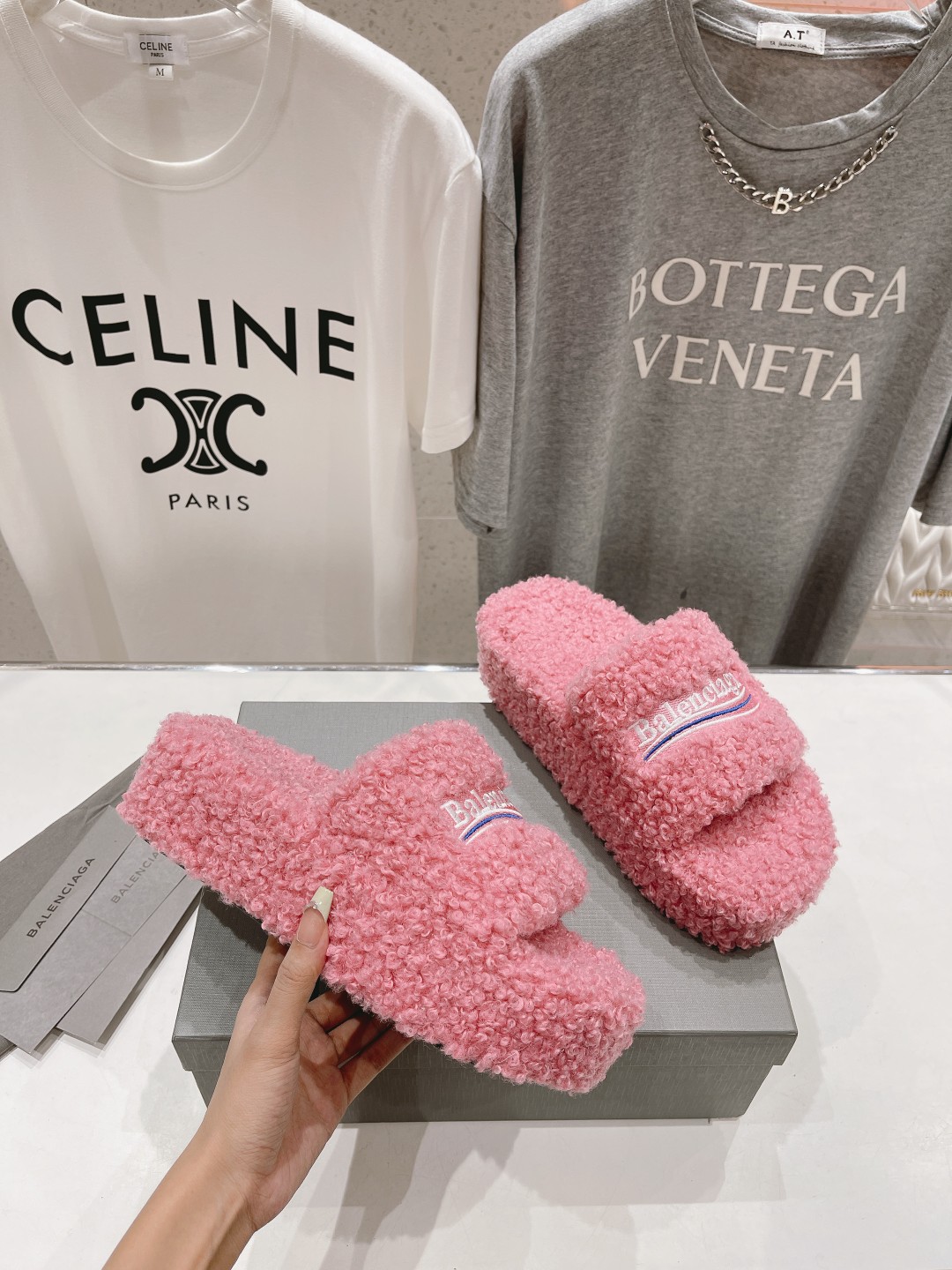 高版本出厂 Balenciaga*2025ss巴黎世家F036🔥🔥厚底刺绣毛毛拖鞋巴黎时装周重磅新品，国