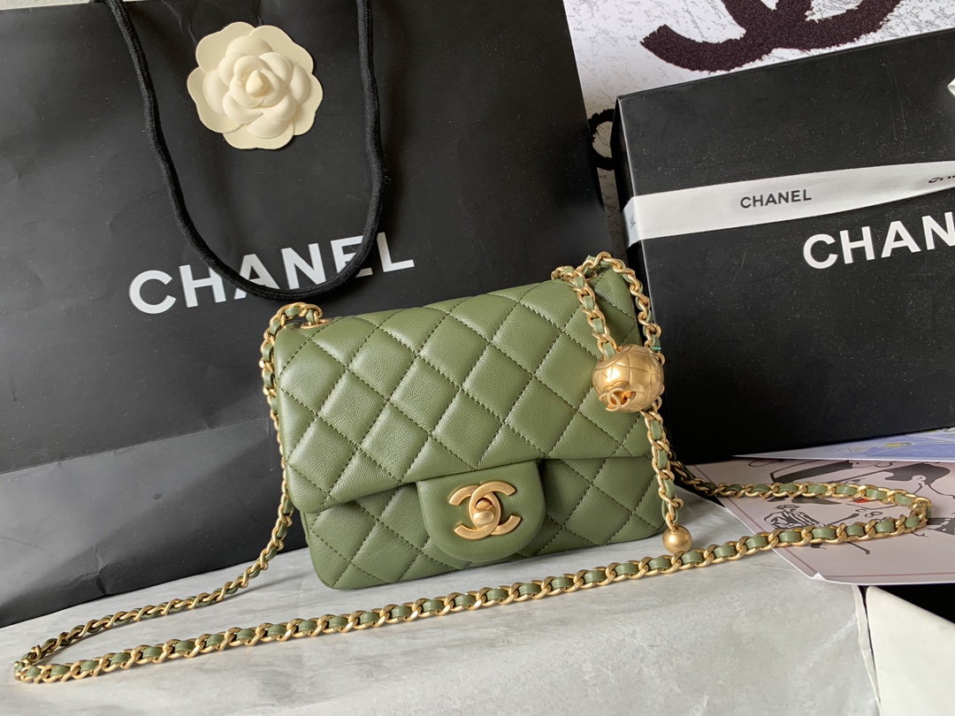 [Chanel Women