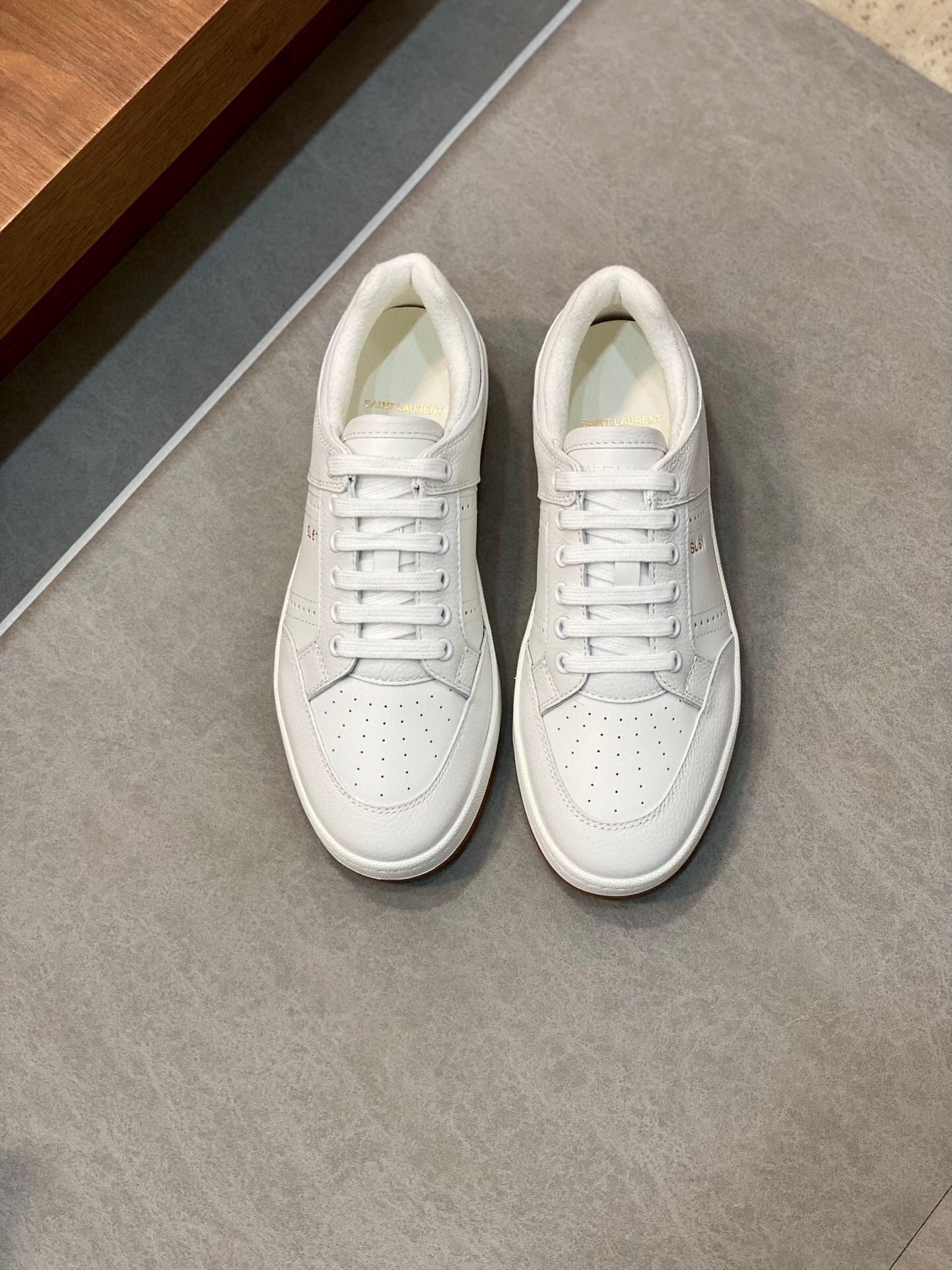 NO:219494,Brand SAINT LAURENT Color black, white, blue, size 39-44 standard codes Price Material Saint Laurent new casual low-top lace-up sneakers S/L61 official website new model Brand flagship store synchronized, Italian original germ face cowhide   front trim embellishment with porous leather, pull ring is decorated with gold SAINT LAURENT logo, side is decorated with SL 61 logo, rear top is printed with Saint Laurent logo, inner Tw soft terry cloth, further enhance the softness, breathability and wrapping of the shoes, no midsole cover, memory footbed insole!  The foot feel is more comfortable and light, environmentally friendly, non-slip rubber two-color outsole, and full-sole perimeter car line further enhances the comfort and firmness of the entire pair of shoes and speaks perfectly with details!  Saint Laurent, saint laurent, saint laurent, sneakers, cowhide19860909品牌SAINT LAURENT 颜色黑 白 蓝 码数39-44标准码 价格 材质圣罗兰新品休闲低帮系带运动鞋 S/L61官网新款 品牌旗舰店同步、意大利原胚粒面牛皮 正面饰片点缀多孔皮革、拉环饰以金色SAINT LAURENT标志,侧面饰以SL 61标志 后帮压印圣罗兰标志 内里Tw柔软毛巾布、更加增强鞋子的柔软性、透气性及包裹性、无中底套楦做法、加记忆脚床鞋垫！脚感更加无比舒适轻便 、环保防滑橡胶双色大底、大底周圈车真线 更加增强了整双鞋子的舒适度 牢固度 完美用细节说话 ！,圣罗兰,saint laurent,saint laurent,sneakers,cowhide,Men's shoes