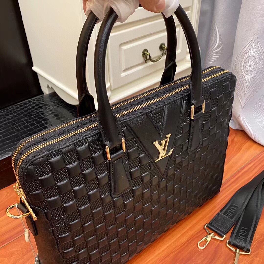  原单货爱心 LV原单正品新款：专柜同款高端男士休闲公文包💼做工超级精致优雅。配用进口原料牛皮专柜专用五