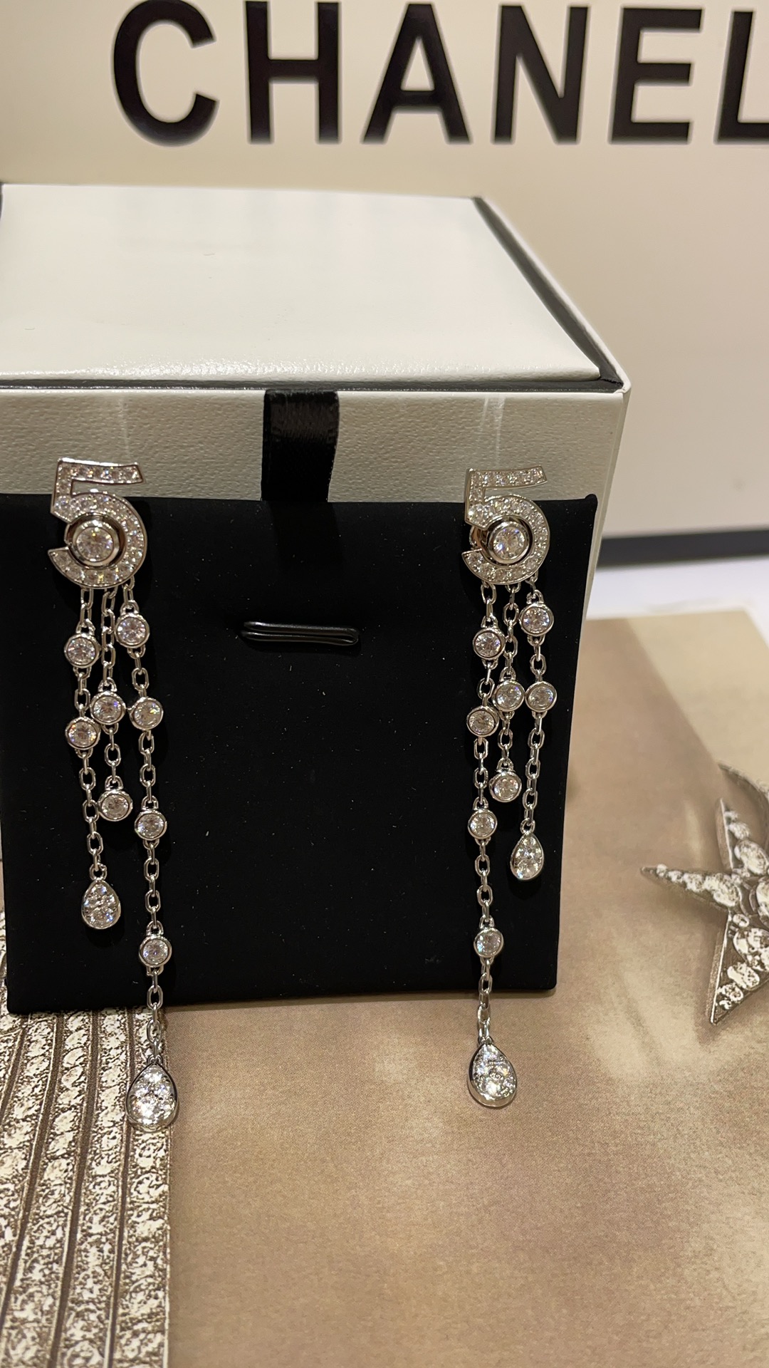 NO:635744,88350 arrived today with multiple ways of wearing. New high-end jewelry. 5 rhinestone tassel earrings. Xiaoxiang’s classic lucky number 5 design integrated with tassels. Tassel ear plugs are detachable. Wear No. 5 earrings alone. Highly recognizable, elegant, noble and dazzling. ZP real gold and diamonds. Price w+. Actual shot of 9 sterling silver inlaid with zircons. Jewelry craftsmanship, pure silver, Cardia high-end jewelry.1986090988350今日到货多种佩戴方式 新款高级珠宝.5水钻流苏耳钉 小香经典幸运数字5设计融合流苏 流苏耳堵可拆卸 单独佩戴五号耳钉 辨识度极高,优雅高贵又耀眼迷人 zp真金真钻 价格w+ 实拍9纯银镶嵌锆石 珠宝工艺,,pure silver,卡迪亚高端饰品,Jewelry