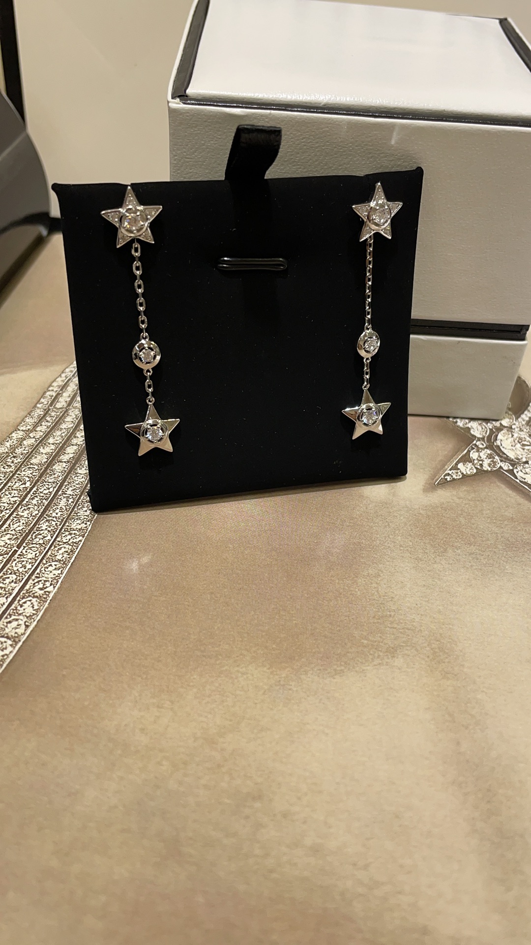 NO:634240,240. The same style as Liu Shishi arrived today. The new high-end jewelry Comet series star long chain earrings. The classic Comet series is really fashionable and elegant. The star chain pendant is disassembled and worn alone with full diamond stars. This is very delicate and small. It is gentle, white, rich and beautiful. ZP real gold and real diamonds. Public price w+. Actual shot of 925 sterling silver inlaid with zircon. Jewelry craftsmanship, pure silver, Cardia high-end jewelry.19860909240,今日到货刘诗诗同款 新款高级珠宝彗星系列星星长链条耳钉 经典彗星系列真的时髦又优雅贵气 星星链条吊坠拆卸 单独佩戴满钻星星 这款很精致小巧 温柔白富美即视感 zp真金真钻 公价w+ 实拍925纯银镶嵌锆石 珠宝工艺,,pure silver,卡迪亚高端饰品,Jewelry