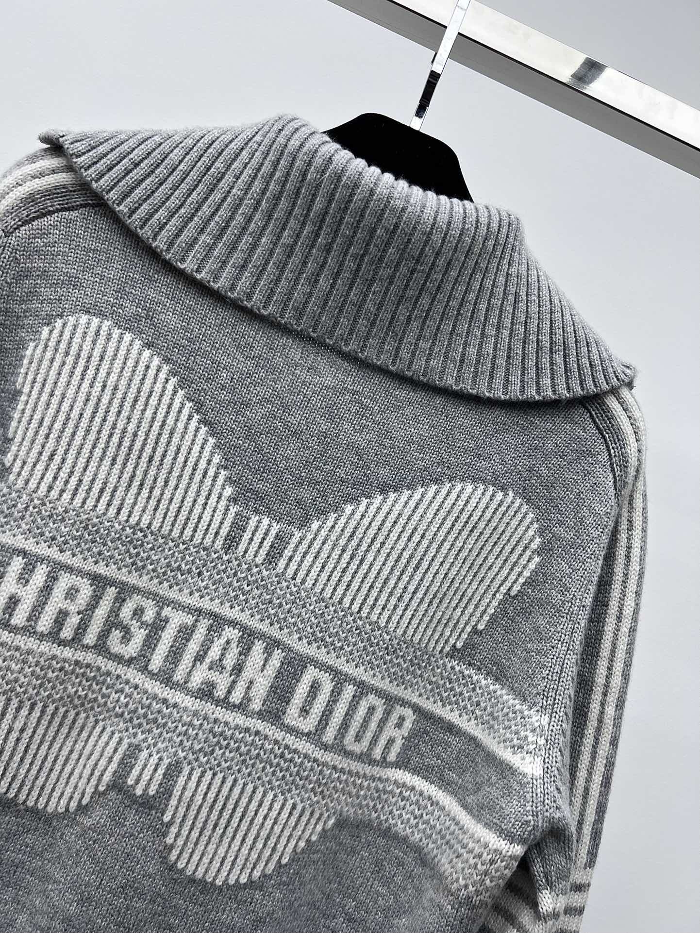 Dio*滑雪系列翻领开衫23秋冬DiorAlps限定系列采用羊毛羊绒混纺针织面料精心制作饰以对比色蝴蝶图