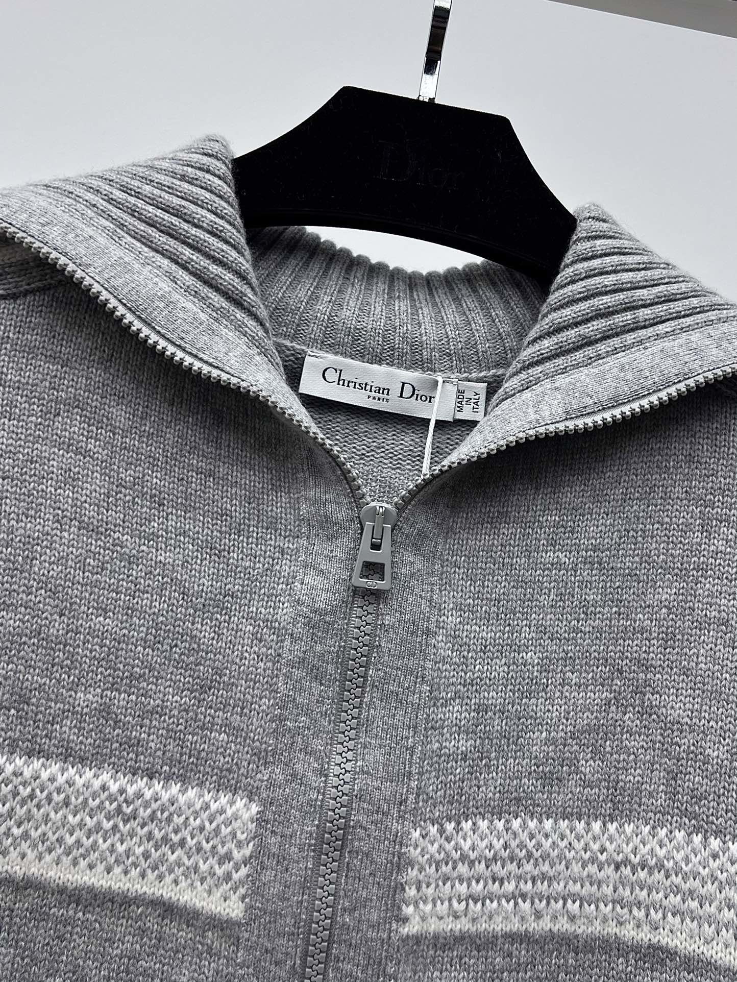Dio*滑雪系列翻领开衫23秋冬DiorAlps限定系列采用羊毛羊绒混纺针织面料精心制作饰以对比色蝴蝶图