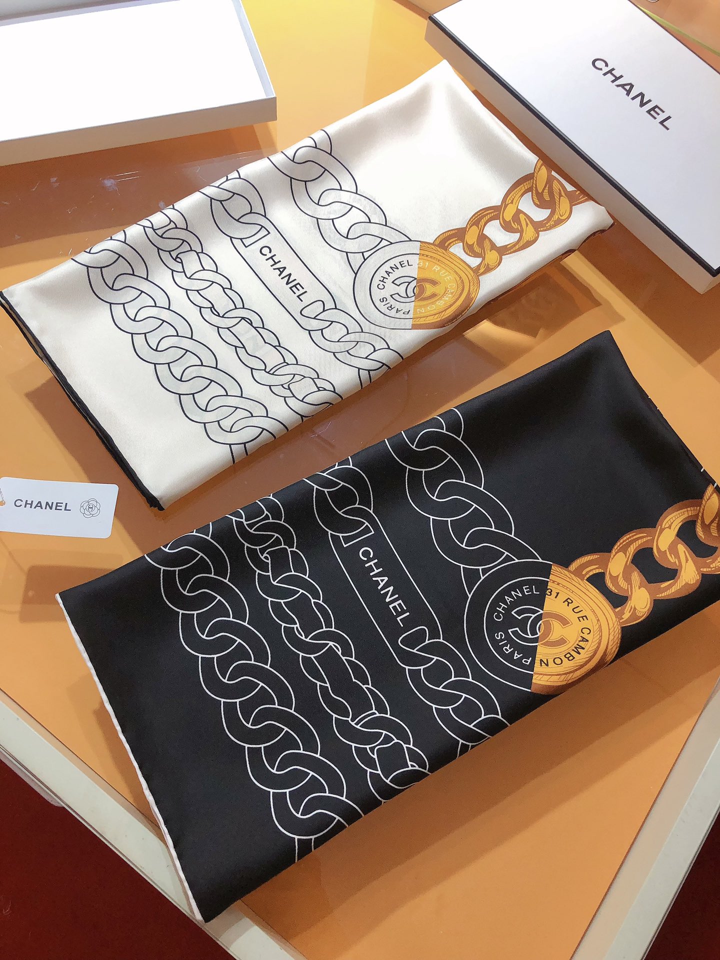 NO:172330,SCC2347 Original single small 90cm silk square scarf, top-grade twill silk material is purely hand-made curled edges, light luxury, high-end heavy twill silk, complete counter quality fabric pursues the shape, with a crisp feel, bright and plump color is super pleasing to the eye!  Good goods are not waiting for others, if you like it, you can't miss it [Ingredient size 90X90cm Twill silk], high-version scarf, real silk19860909SCC2347 原单小香90cm真丝方巾,顶级斜纹真丝材质纯手工卷边,轻奢感十足高端重磅斜纹真丝完全专柜品相面料追求造型,手感挺括,鲜艳饱满色彩超级养眼！好货不等人,喜欢就不能错过哦【成分尺寸90X90cm 斜纹真丝】,高版本围巾,real silk,scarf