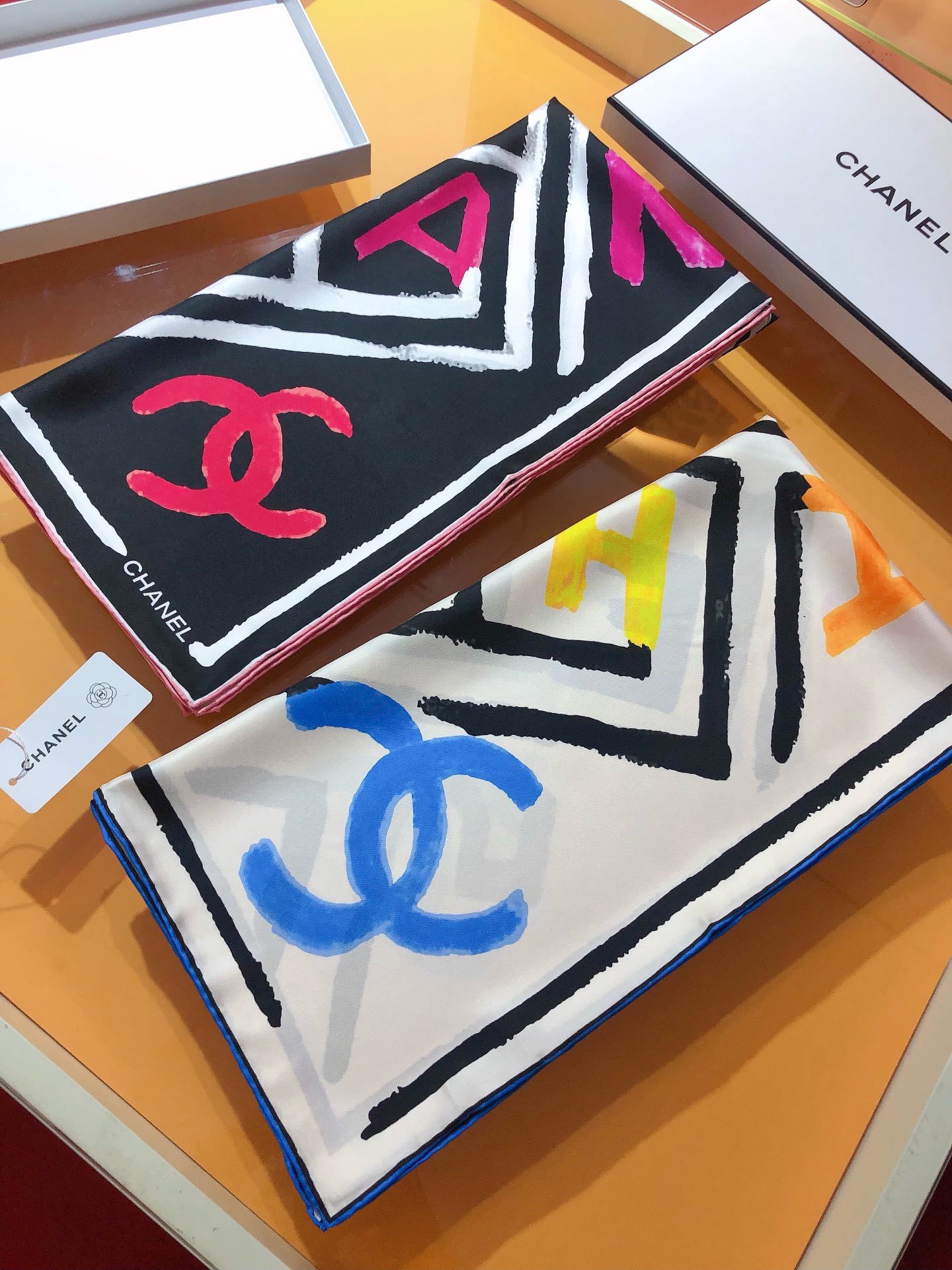 NO:172425,SCC2348 Original single small 90cm silk square scarf, top-grade twill silk material is purely hand-made curled edges, light luxury, high-end heavy twill silk, complete counter quality fabric pursues the shape, with a crisp feel, bright and plump color is super pleasing to the eye!  Good goods are not waiting for others, if you like it, you can't miss it [Ingredient size 90X90cm Twill silk], high-version scarf, real silk19860909SCC2348 原单小香90cm真丝方巾,顶级斜纹真丝材质纯手工卷边,轻奢感十足高端重磅斜纹真丝完全专柜品相面料追求造型,手感挺括,鲜艳饱满色彩超级养眼！好货不等人,喜欢就不能错过哦【成分尺寸90X90cm 斜纹真丝】,高版本围巾,real silk,scarf