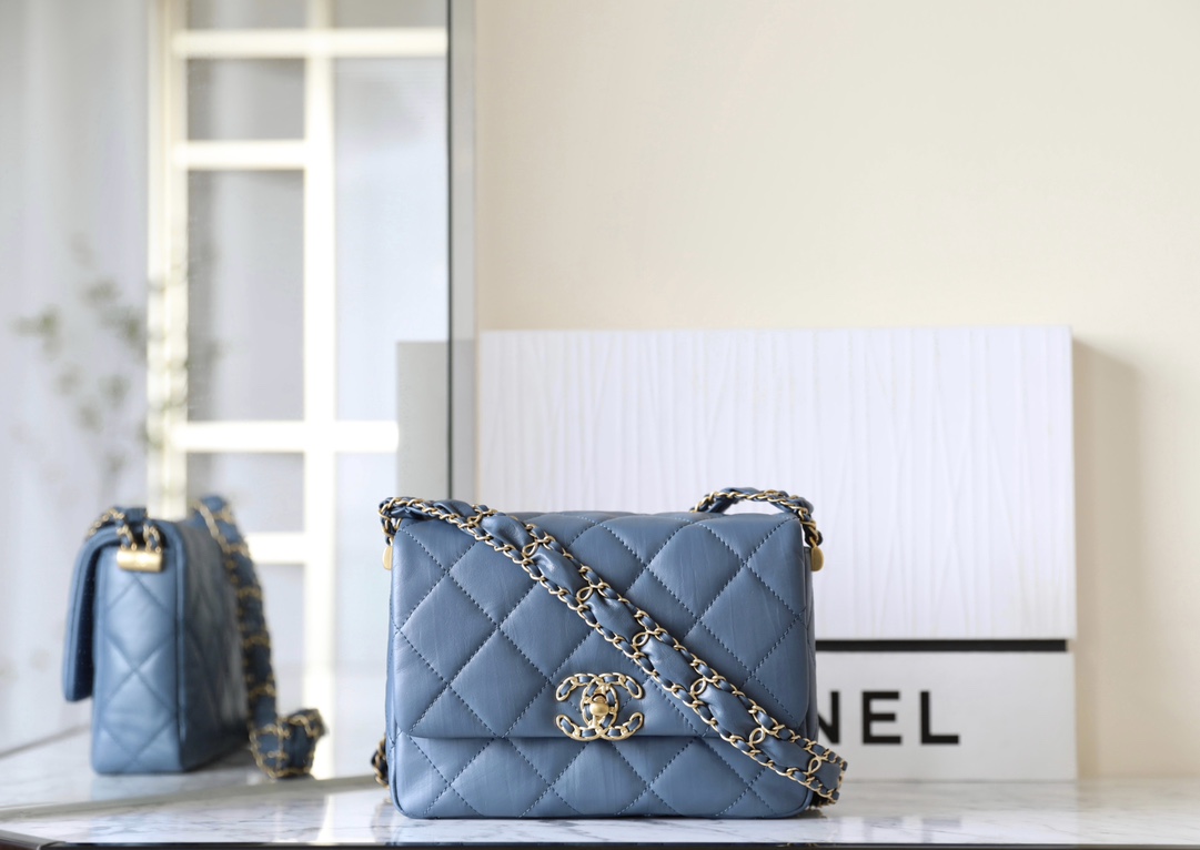 Chanel Classic Flap Bag Crossbody & Shoulder Bags Blue Denim Vintage Gold Calfskin Cowhide Fall/Winter Collection Chains
