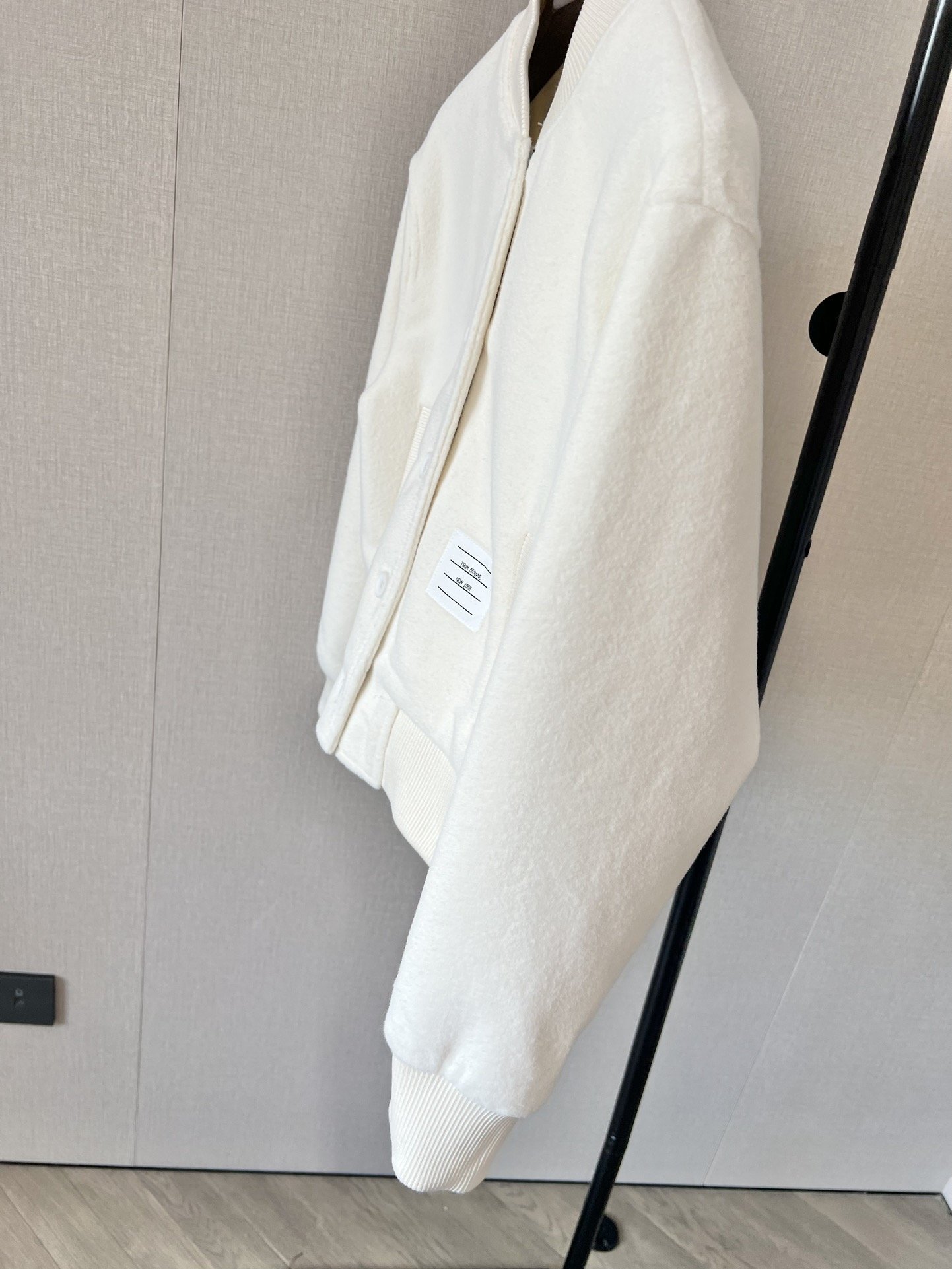 ThomBr*me23秋冬系列好看的休闲棒球服夹克经典的灰/白色搭配三色织都是定制的辅料配件羊毛呢棉服质