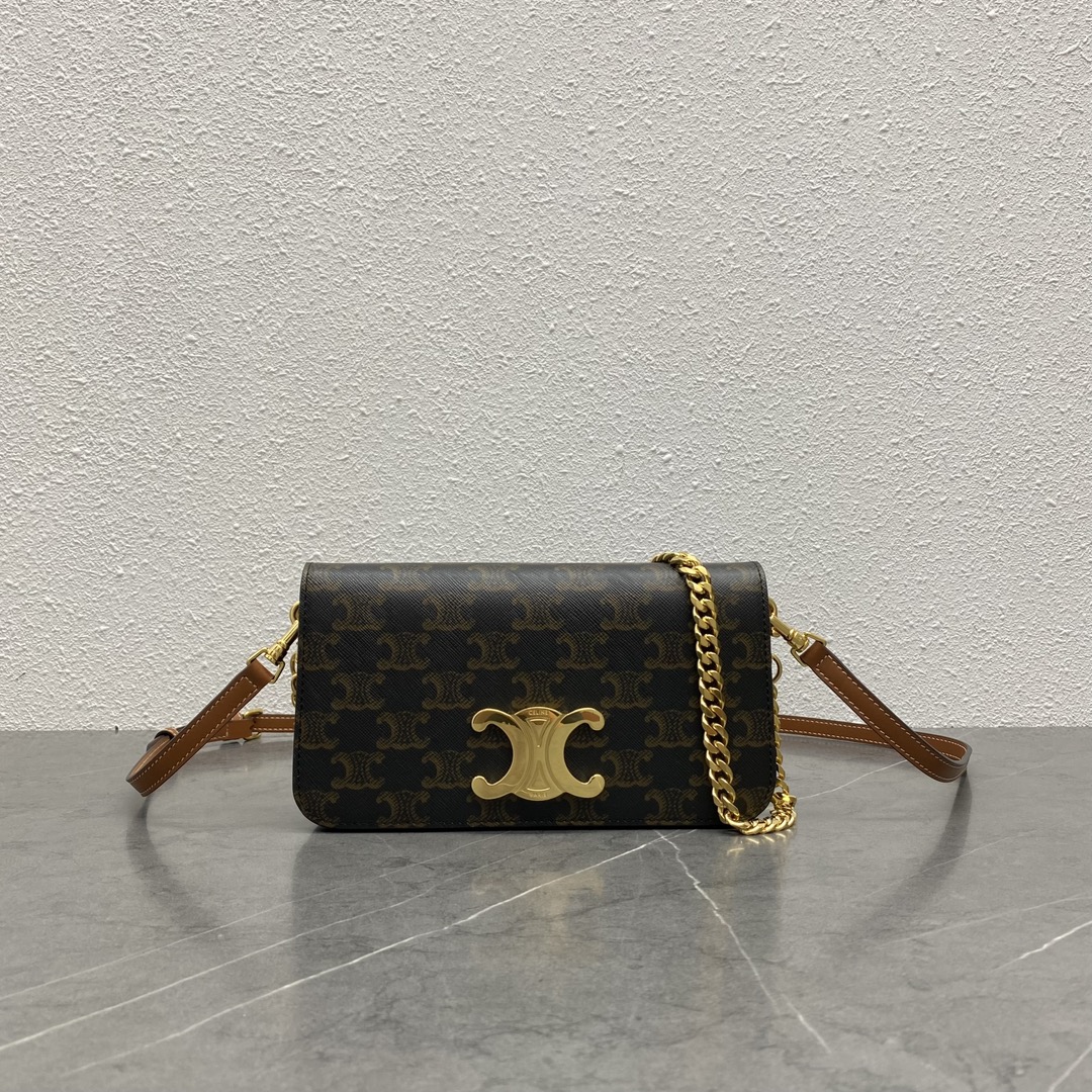 NO:197255,Genuine, new products are launched, CELINE, new products are launched. TRIOMPHE CANVAS logo print, the flip cover is equipped with a decorative TRIOMPHE buckle, snap buckle opening and closing, a main compartment, a flat pocket, disassembly chain and adjust leather shoulder straps. Various backing methods. Mobile phones that are essential for daily travel, lipstick, keys, and easy to install. Three-in-one design is indeed a hot commodity, perfectly meeting the needs of all occasions!  Model number 100972 Color material/Tang brown Size 20.5x3.5x11, Celine, Celine, Celine19860909正品级 新品上线 CELINE 新品上线. TRIOMPHE CANVAS 标志印花 翻盖配以装饰性TRIOMPHE 锁扣,按扣开合 ,内设一个主隔层 一个扁平口袋 拆卸链条 和调节皮肩带 . 多种背法 容量的话日常出行必备的手机 口红 钥匙 轻轻松松装下 三合一设计 果然是香饽饽 完美满足了所有场合需求！ 款号100972 颜色料/黄褐棕 尺寸20.5x3.5x11,赛琳celine,celine,celine,Bag