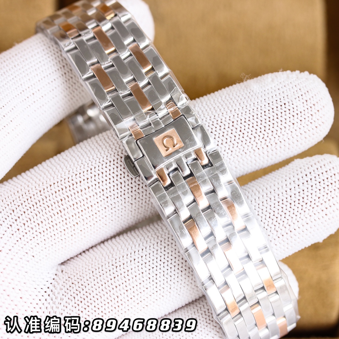 -白壳530金550钢带加30
欧米茄-碟飞系列-男士腕表！台湾V厂正品开模，👏字面与正品一致采用太阳纹，弧面时刻丁👏玻璃升级为高清拱型双卜蓝宝石玻璃（显示更清晰，防刮花）👏钢带背面亦同步原装带有激光商品批号！历时9个月多次纠正升级，打造1:1壳型，力求完美！直径39.5mm。👏!款式采用原装西铁城8215®机芯，每小时振频28800次，零返修®质量✅款式搭配意大利牛皮让手腕更贴合舒适🗣表带带身/表扣上面刻有“OMEGA”经典标志，大方富有档次。实物拍摄🔰请认准细节！