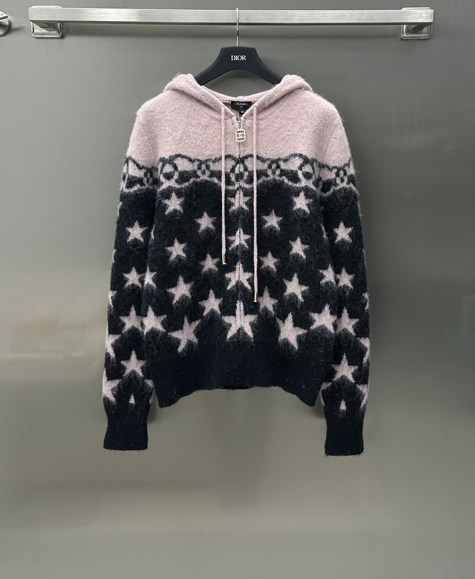 NO:696709,Chane* New arrivals star knitted hooded jacket made of custom-made YB imported mohair and wool. The texture is soft and comfortable. It does not stick to the body at all. It shows the long velvet texture of YB. The upper and lower colors collide. Decorated with star crochet patterns. It is fashionable and western-style. The blessing of embossed particles has a full sense of design. It can be worn both inside and outside in autumn and winter. The upper body has a warm temperament. Fashionable and western-style. High version 36 38 40  2 colors,,chanel,jackets & coats,hats,19860909Chane* 新品上架星星针织连帽外套定制YB进口马海毛与羊毛材质 质感软糯舒适 一点都不扎身 呈现出YB品相的长绒肌理 上下不同色系碰撞 饰以星星钩花图案装饰 时髦洋气 浮雕颗粒的加持 整体设计感十足 秋冬内搭外穿都 上身气质保暖 时髦洋气   高版本36 38 40 2色,,chanel,jackets & coats,hats,,Women's clothing