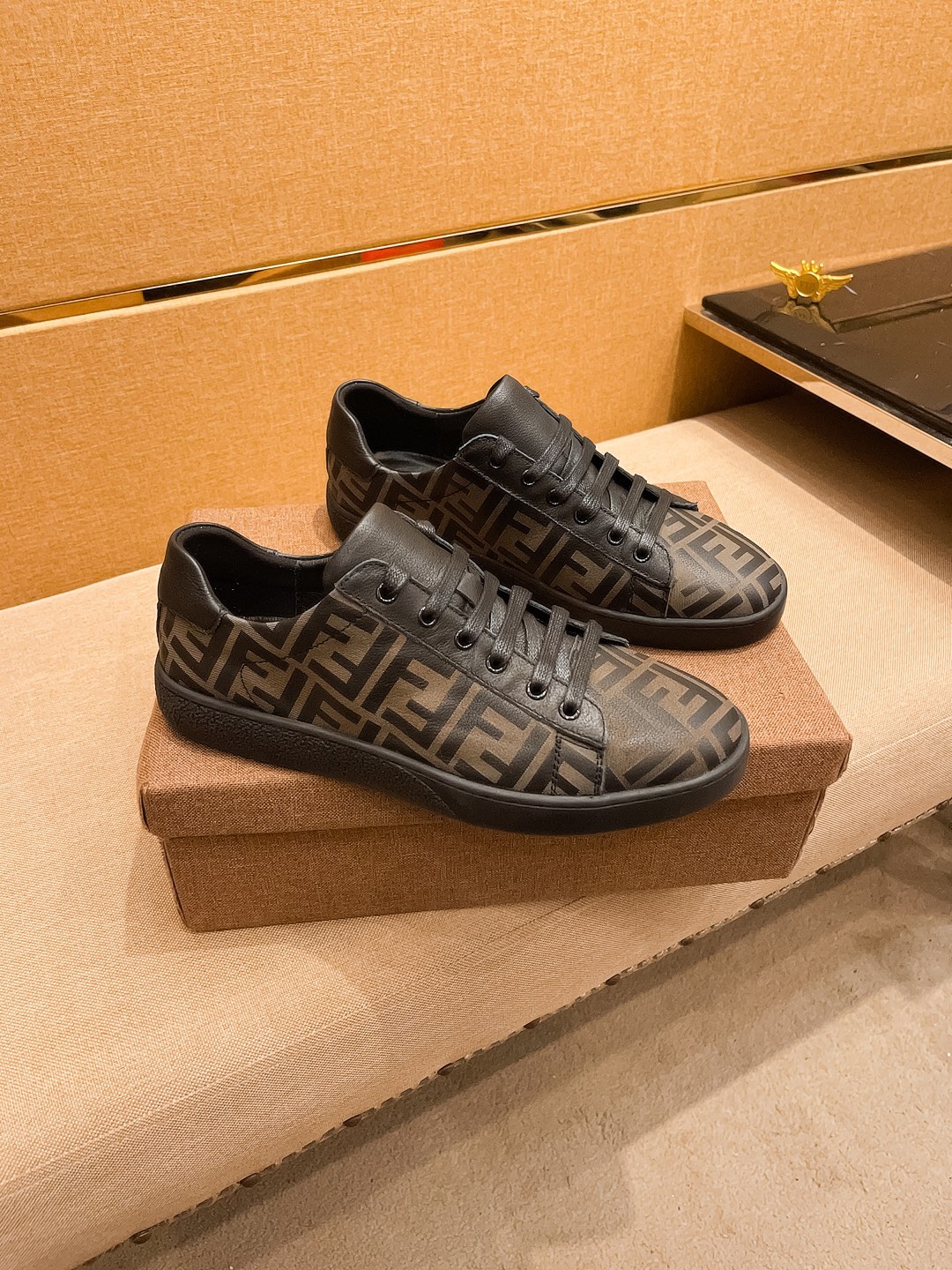 NO:730462,[ Fendi ] The latest masterpiece of the high-end men's shoe brand official website 11 is made of Italian imported first-layer cowhide with a comfortable and breathable lining and original non-slip and wear-resistant outsole, making walking more convenient and comfortable!  Exclusive new model, stunning work, Midea 11 replica [color] compared with official quality!  Create a fashionable personality to set off your uniqueness!  A must-have for trendy men! Classic sizes: 38-44, 2 colors available, fendi, cowhide19860909【 芬迪】 男鞋高端品牌 官网11最新力作鞋面采用意大利进口头层牛皮搭配舒适透气内里原版防滑耐磨大底制作,让行走更加便捷舒适！独家新款,惊世之作,与官方的质量相比美的11复刻[色]！打造时尚个性衬托你的与众不同！潮男必备!经典尺码:38-44 颜色2色可选,,fendi,cowhide,Men's shoes