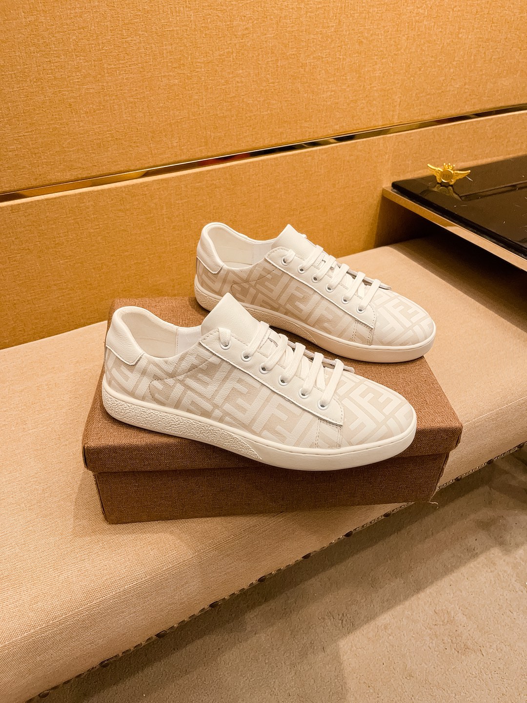 NO:557233,[ Fendi ] The latest masterpiece of the high-end men's shoe brand official website 11 is made of Italian imported first-layer cowhide with a comfortable and breathable lining and original non-slip and wear-resistant outsole, making walking more convenient and comfortable!  Exclusive new model, stunning work, Midea 11 replica [color] compared with official quality!  Create a fashionable personality to set off your uniqueness!  A must-have for trendy men! Classic sizes: 38-44, 2 colors available, fendi, cowhide19860909【 芬迪】 男鞋高端品牌 官网11最新力作鞋面采用意大利进口头层牛皮搭配舒适透气内里原版防滑耐磨大底制作,让行走更加便捷舒适！独家新款,惊世之作,与官方的质量相比美的11复刻[色]！打造时尚个性衬托你的与众不同！潮男必备!经典尺码:38-44 颜色2色可选,,fendi,cowhide,Men's shoes