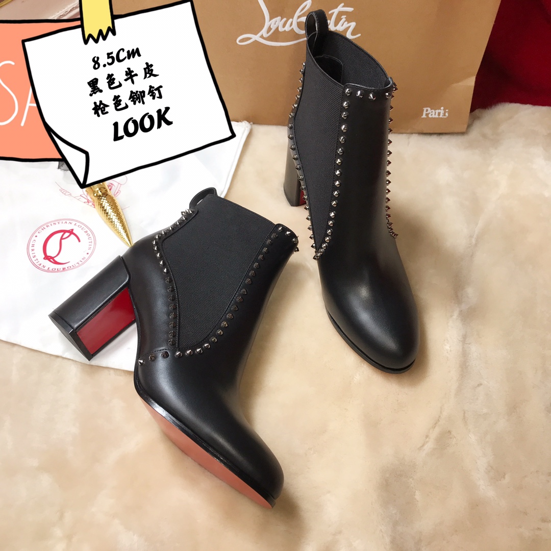 NO:100412,High-end customized autumn and winter boot series!  H8.5Cm, size 35-42. Leather extension strips, layered leather heel. 319-14 black cowhide, gun color rivets. Official website synchronization... Standard European code Reference:319-14 Color:black Material:cowhide Lining:sheep leather Heel height:8.5Cm Sole:leather sole Size:EUR 35-42 (US 4-11):,,christian louboutin,boots,cowhide19860909高端订制 秋冬靴系列！ H8.5Cm,尺码35-42码.真皮延条大底,层皮跟.319－14黑牛皮,枪色铆钉.官网同步... 标准欧码 Reference:319－14 Color:black Material:cowhide Lining:sheep leather Heel heigh:8.5Cm Sole:leather sole Size:EUR 35－42（US 4一11) :,,christian louboutin,boots,cowhide,Women's Shoes