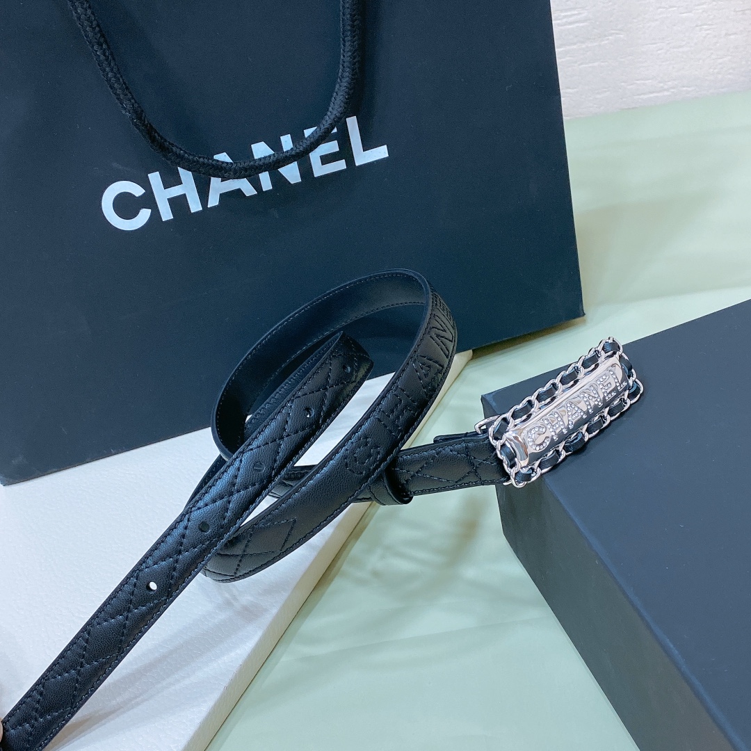 
Chanel 24c 字母腰带 软硬适中的小羊皮🐑 
春夏搭配好帮手 🤟一年四季最不可缺少的搭配神器 