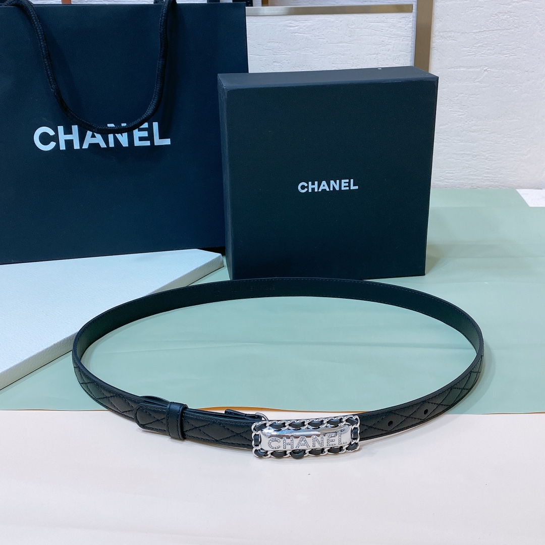 
Chanel 24c 字母腰带 软硬适中的小羊皮🐑 
春夏搭配好帮手 🤟一年四季最不可缺少的搭配神器 