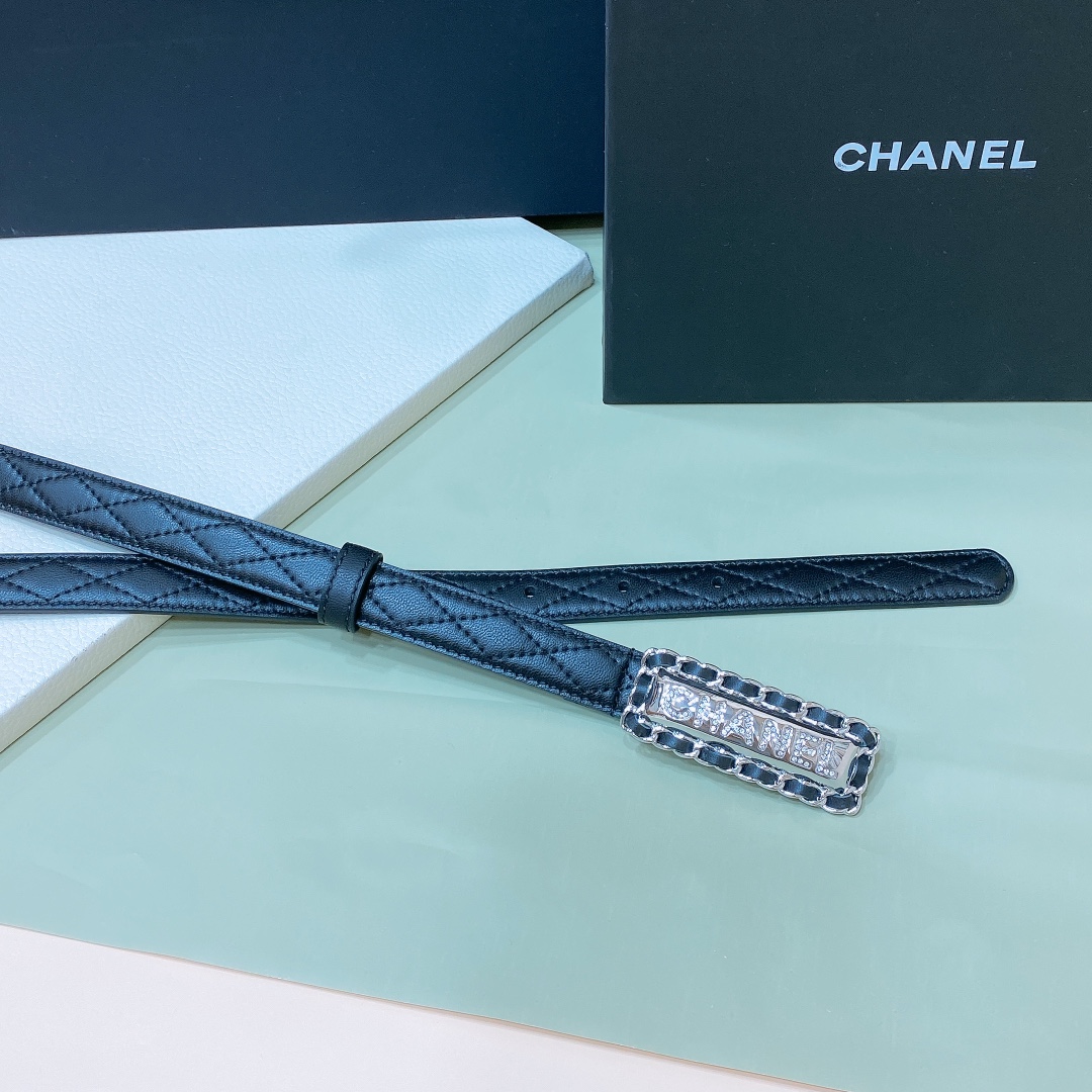 
Chanel 24c 字母腰带 软硬适中的小羊皮🐑 
春夏搭配好帮手 🤟一年四季最不可缺少的搭配神器 
