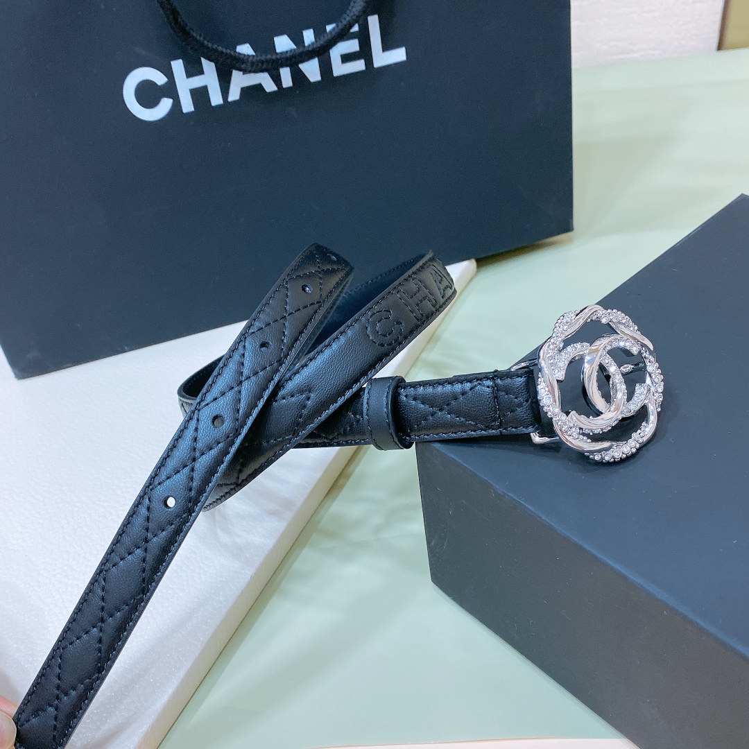 
Chanel 24c 字母腰带 软硬适中的小羊皮🐑 
春夏搭配好帮手 🤟一年四季最不可缺少的搭配神器 