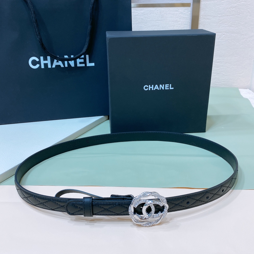 
Chanel 24c 字母腰带 软硬适中的小羊皮🐑 
春夏搭配好帮手 🤟一年四季最不可缺少的搭配神器 