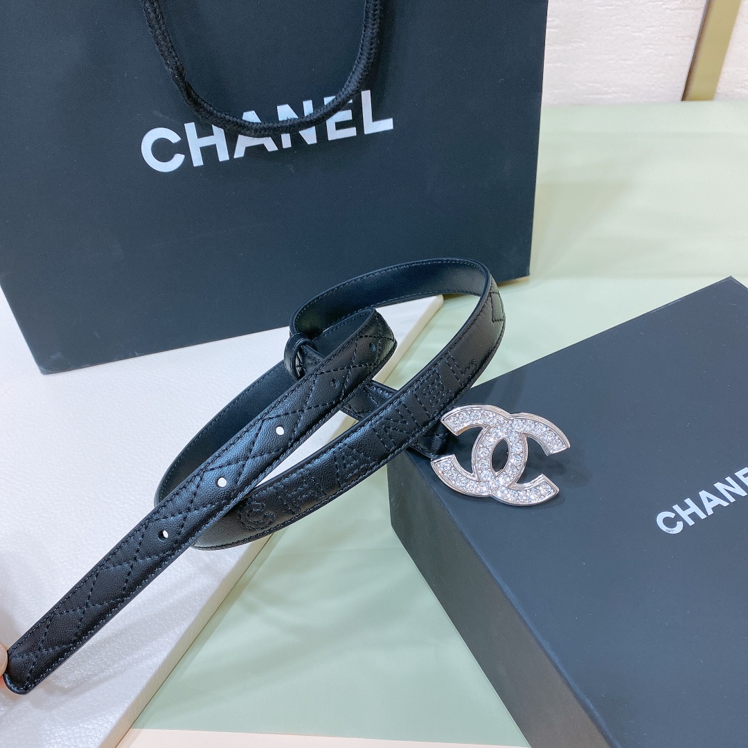 
Chanel 24c 字母腰带 软硬适中的小羊皮🐑 
春夏搭配好帮手 🤟一年四季最不可缺少的搭配神器 