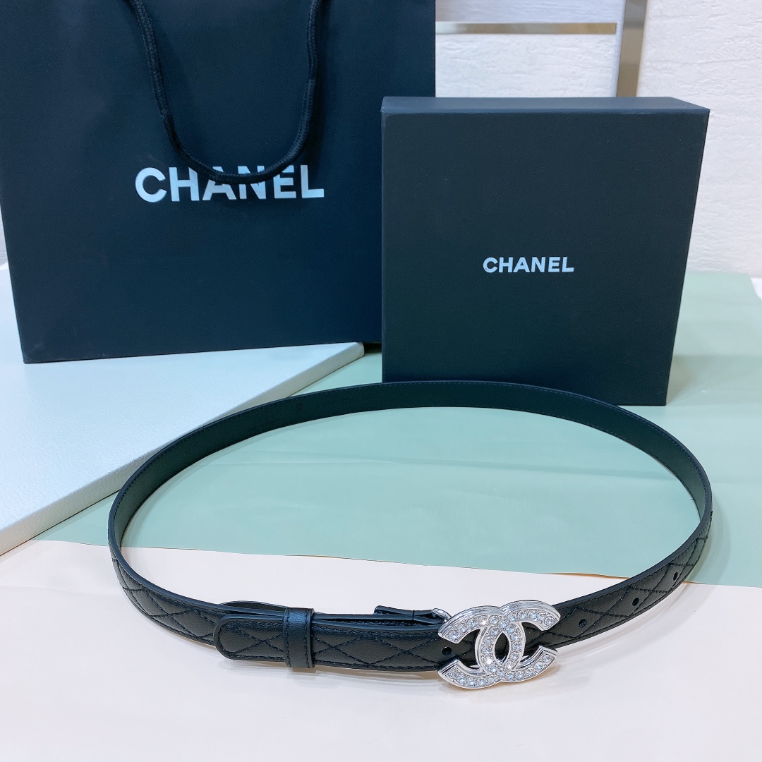 
Chanel 24c 字母腰带 软硬适中的小羊皮🐑 
春夏搭配好帮手 🤟一年四季最不可缺少的搭配神器 
