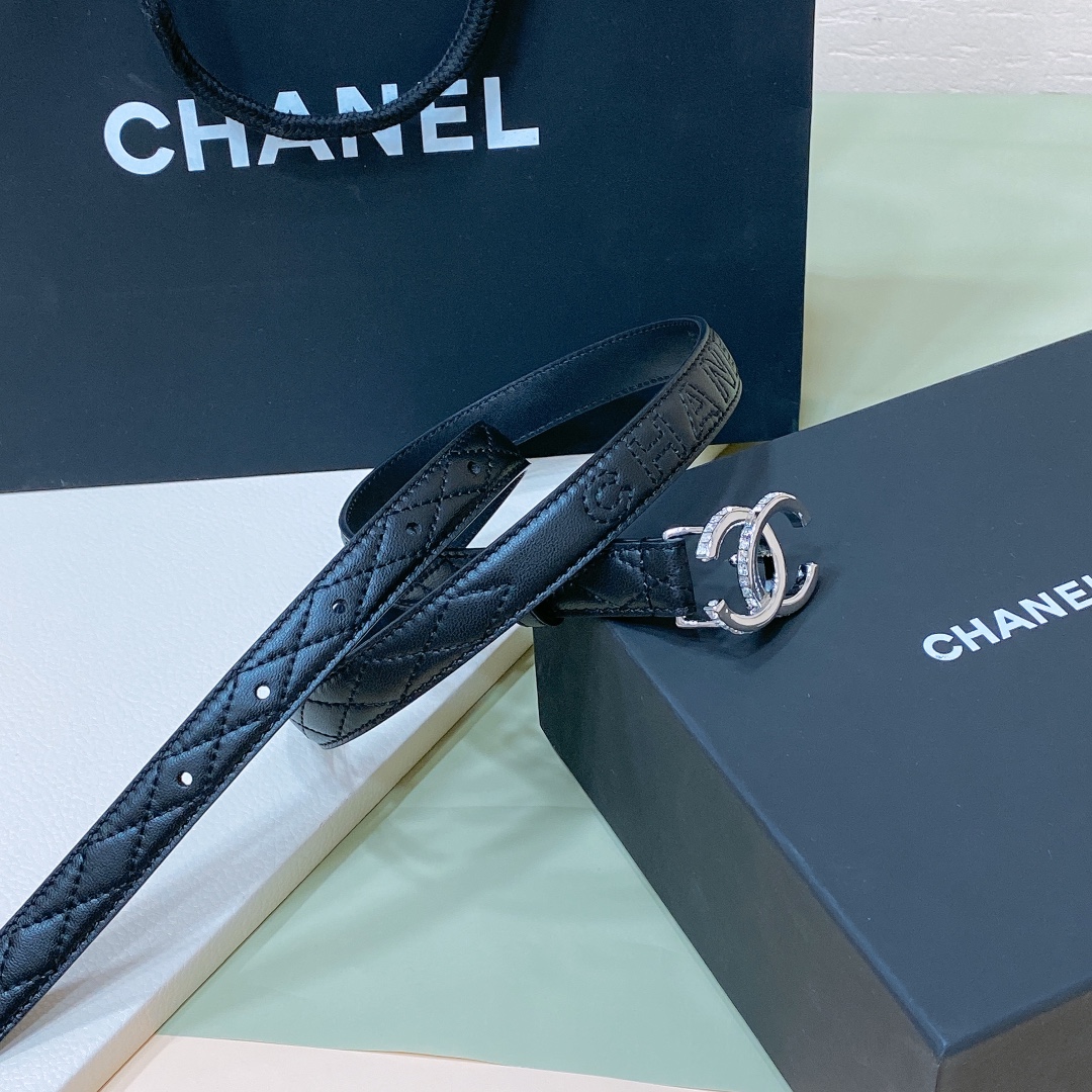 
Chanel 24c 字母腰带 软硬适中的小羊皮🐑 
春夏搭配好帮手 🤟一年四季最不可缺少的搭配神器 