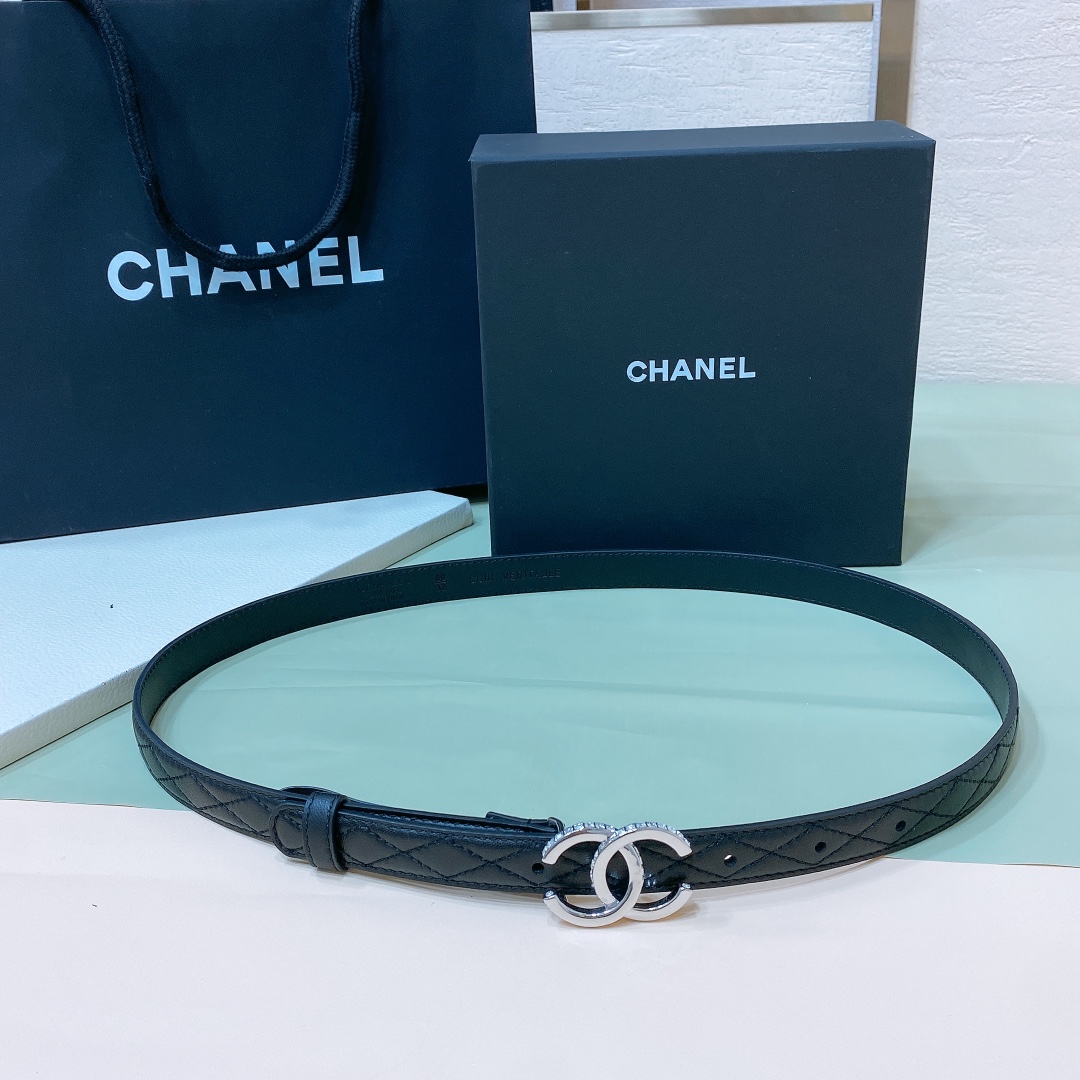 
Chanel 24c 字母腰带 软硬适中的小羊皮🐑 
春夏搭配好帮手 🤟一年四季最不可缺少的搭配神器 