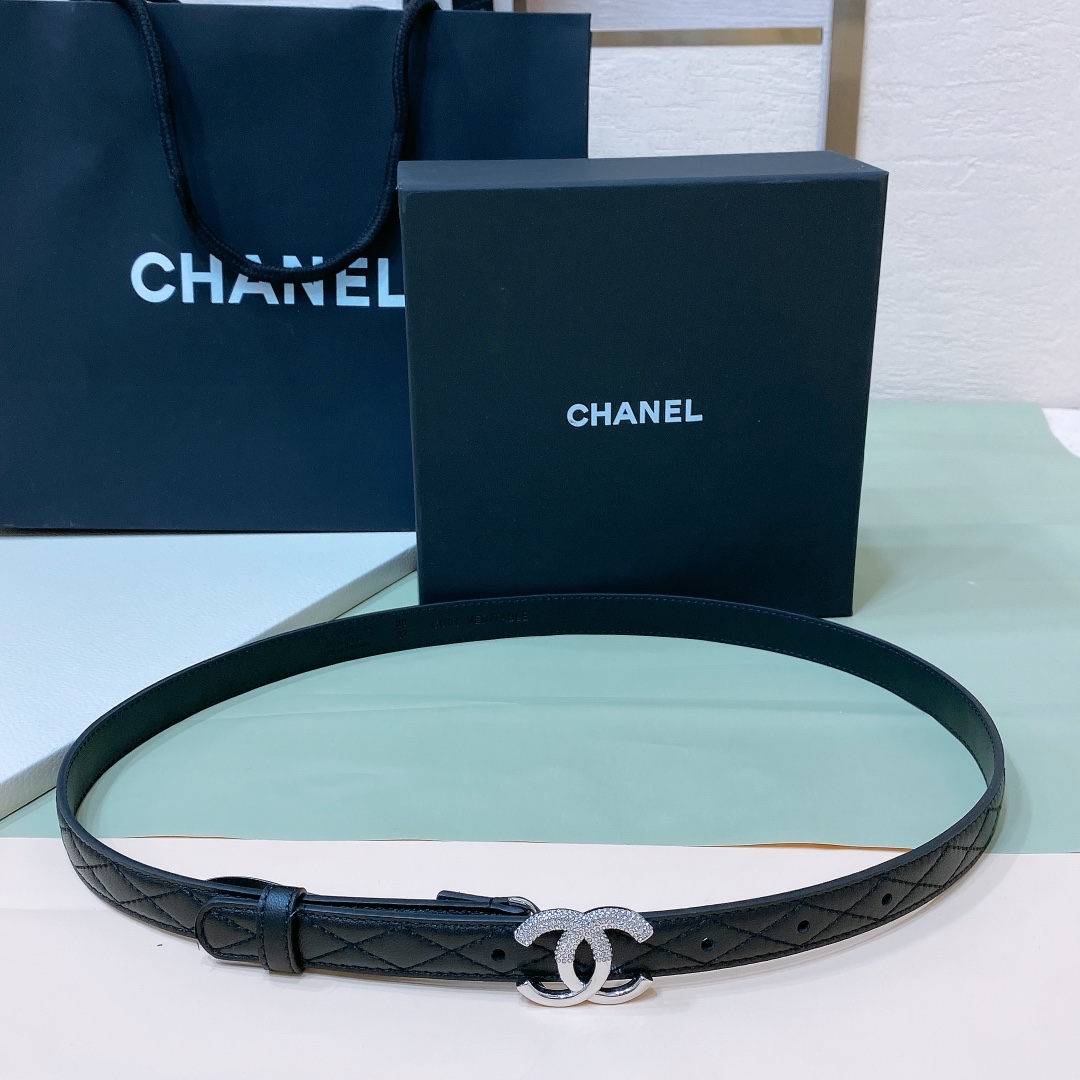 
Chanel 24c 字母腰带 软硬适中的小羊皮🐑 
春夏搭配好帮手 🤟一年四季最不可缺少的搭配神器 