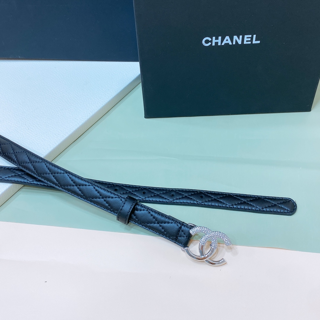 
Chanel 24c 字母腰带 软硬适中的小羊皮🐑 
春夏搭配好帮手 🤟一年四季最不可缺少的搭配神器 