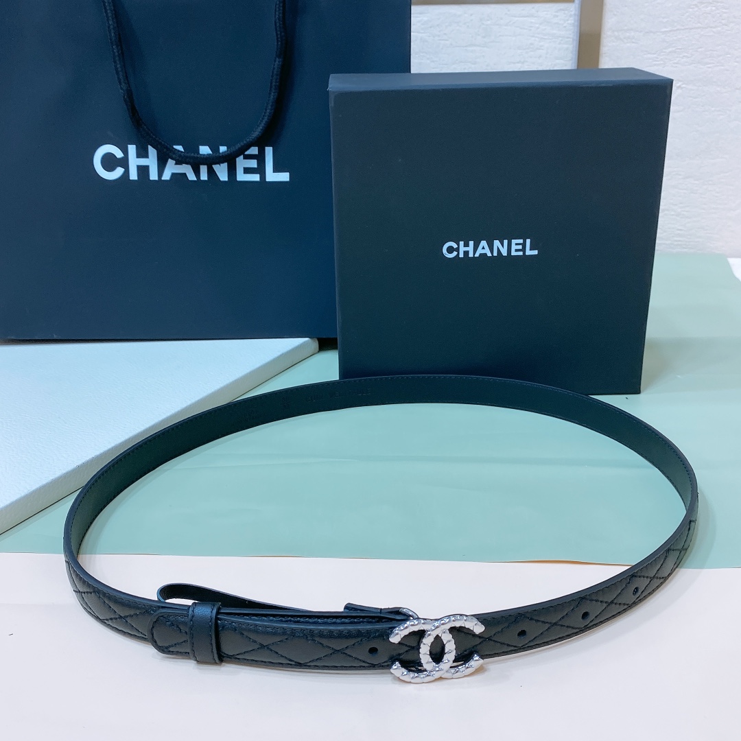 
Chanel 24c 字母腰带 软硬适中的小羊皮🐑 
春夏搭配好帮手 🤟一年四季最不可缺少的搭配神器 