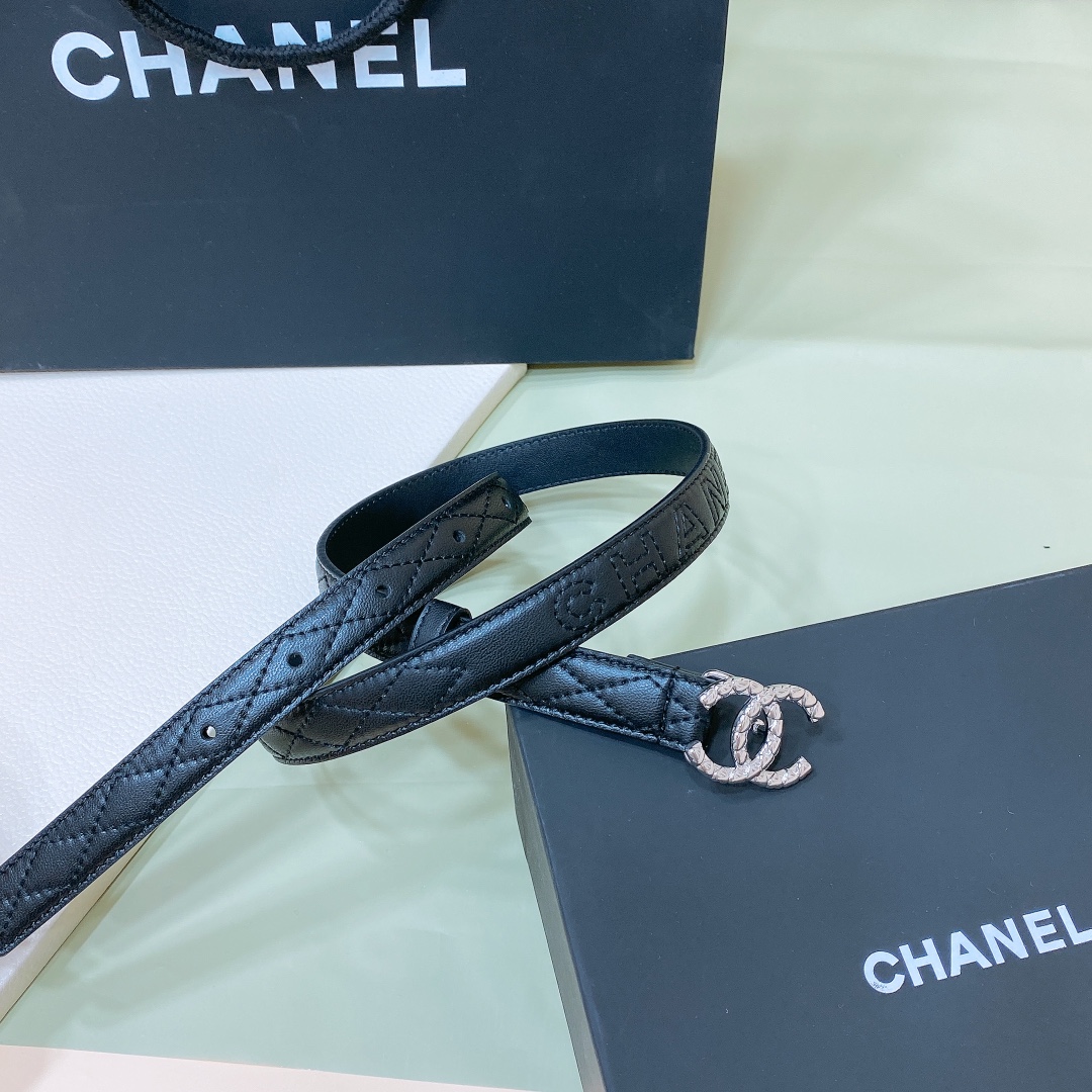 
Chanel 24c 字母腰带 软硬适中的小羊皮🐑 
春夏搭配好帮手 🤟一年四季最不可缺少的搭配神器 
