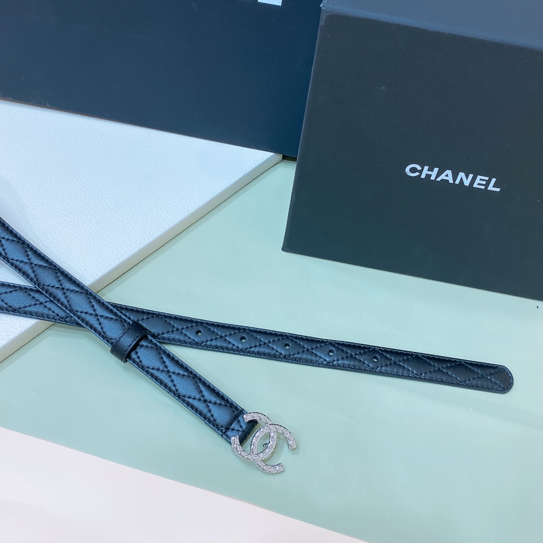 
Chanel 24c 字母腰带 软硬适中的小羊皮🐑 
春夏搭配好帮手 🤟一年四季最不可缺少的搭配神器 