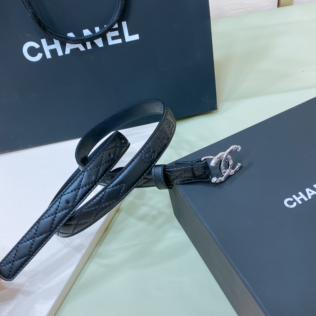 
Chanel 24c 字母腰带 软硬适中的小羊皮🐑 
春夏搭配好帮手 🤟一年四季最不可缺少的搭配神器 