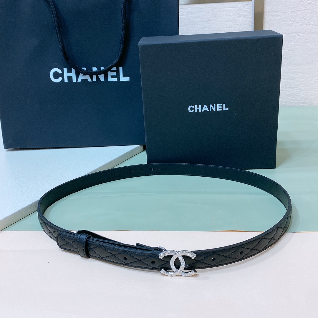 
Chanel 24c 字母腰带 软硬适中的小羊皮🐑 
春夏搭配好帮手 🤟一年四季最不可缺少的搭配神器 