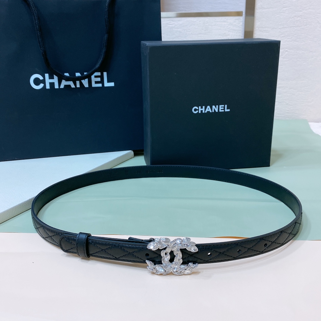 
Chanel 24c 字母腰带 软硬适中的小羊皮🐑 
春夏搭配好帮手 🤟一年四季最不可缺少的搭配神器 
