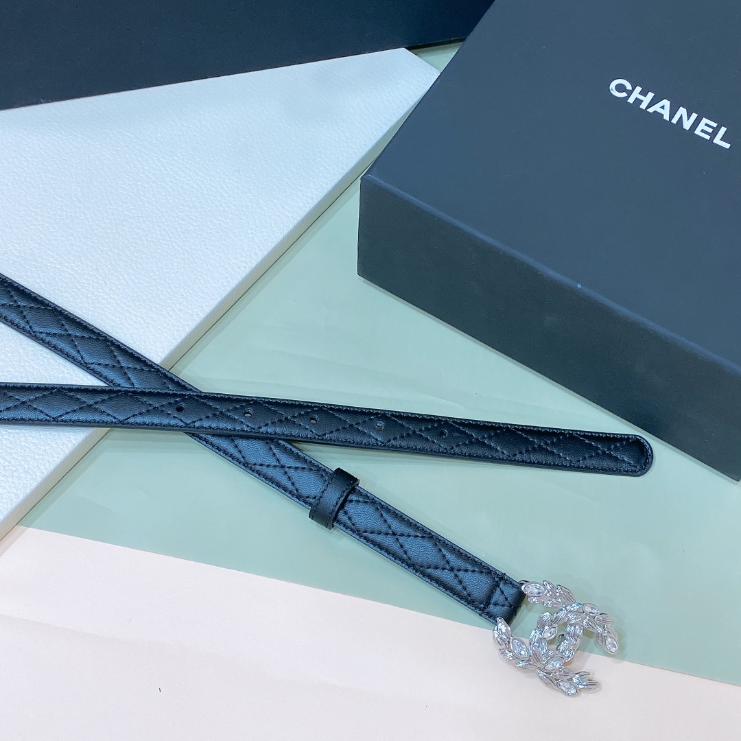 
Chanel 24c 字母腰带 软硬适中的小羊皮🐑 
春夏搭配好帮手 🤟一年四季最不可缺少的搭配神器 