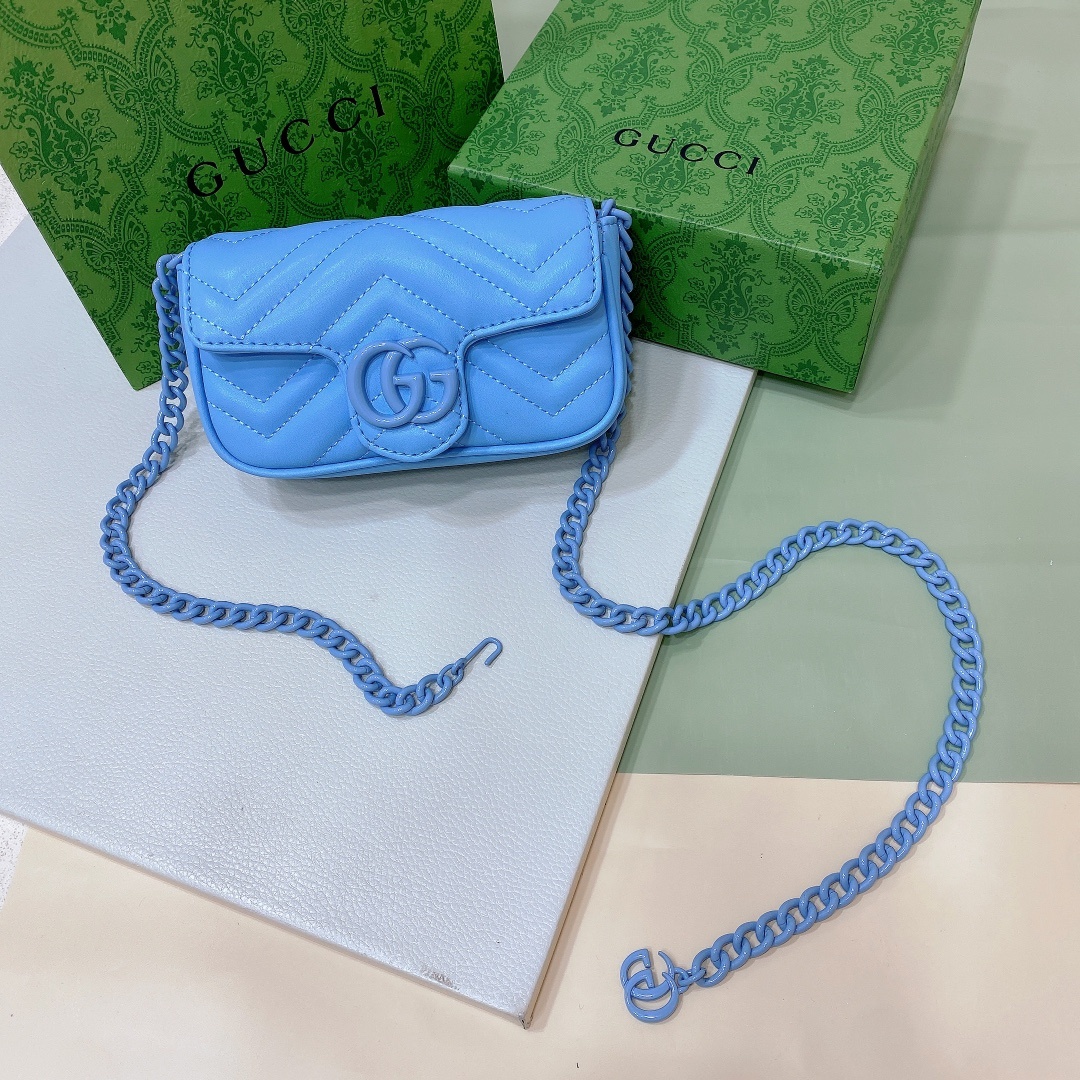 Gucci冰激凌玛卡龙色这款腰包糅合Gucci设计美学中的新鲜视角强调不同元素的灵活运用打造具有鲜明现代