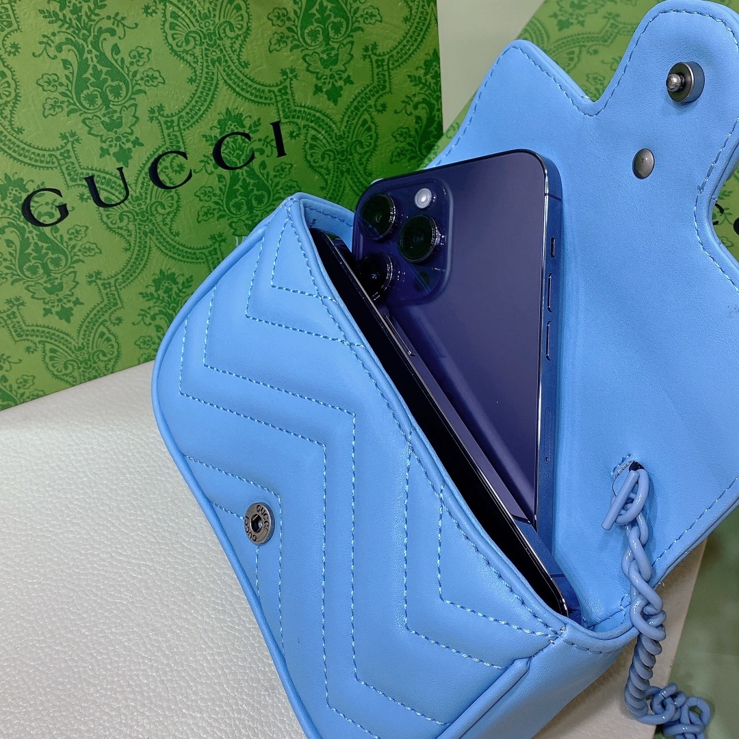 Gucci冰激凌玛卡龙色这款腰包糅合Gucci设计美学中的新鲜视角强调不同元素的灵活运用打造具有鲜明现代
