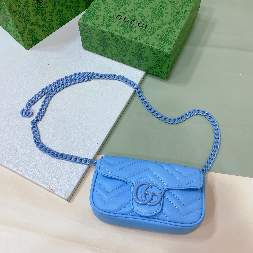 Gucci冰激凌玛卡龙色这款腰包糅合Gucci设计美学中的新鲜视角强调不同元素的灵活运用打造具有鲜明现代