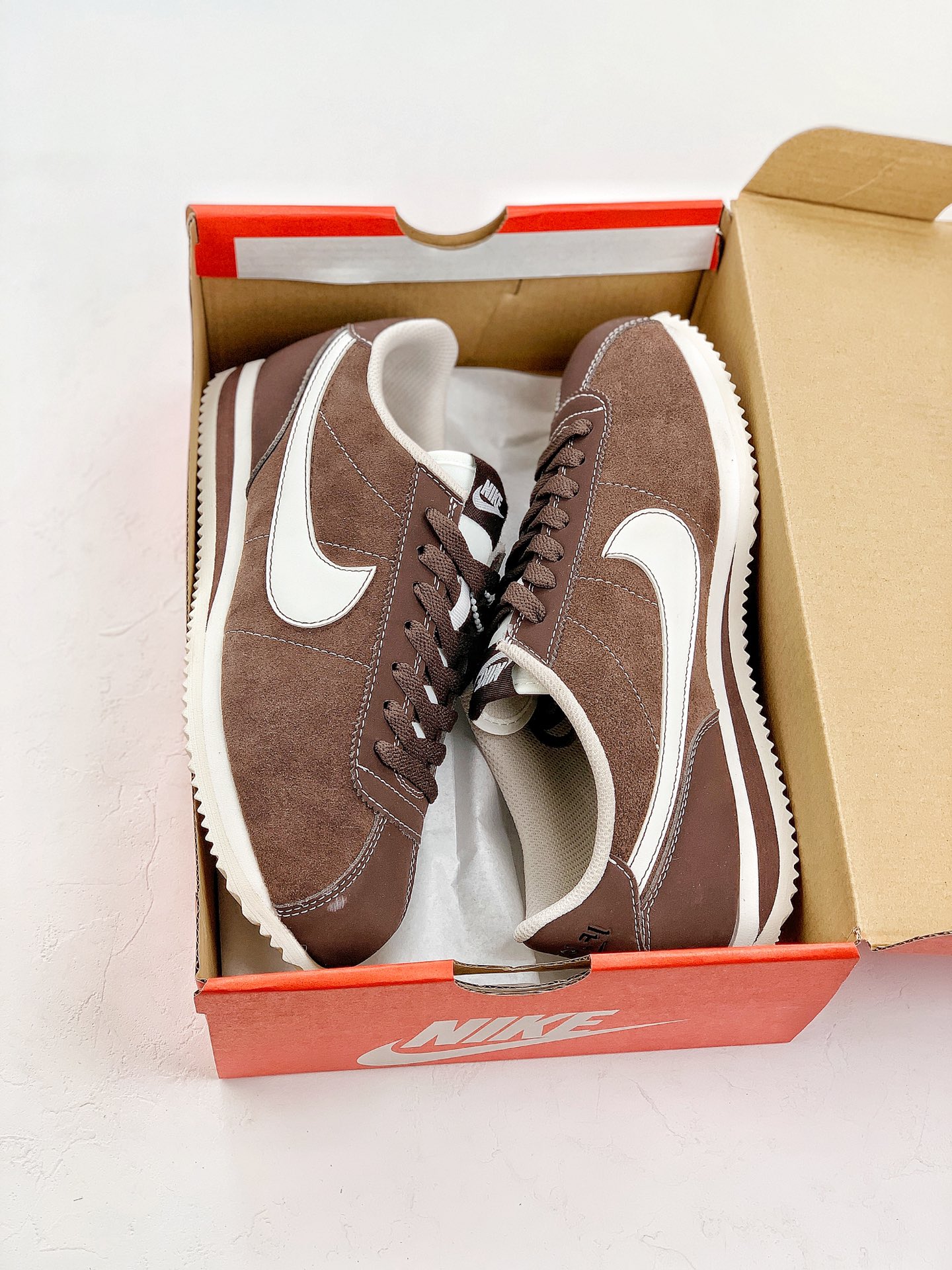 💰95 Nike Classic Cortez 全新配色 经典阿甘休闲跑步鞋 纯粹而执着的精神，使得Cortez种在了一代人的心里，无论是否喜欢它复古的鞋型，一双Nike Classic Cortez总是能让人难以抗拒，将他摆在鞋柜 货号：FQ8144-237 尺码：36 36.5 37.5 38 38.5 39 40 40.5 41 42 42.5 43 44 45