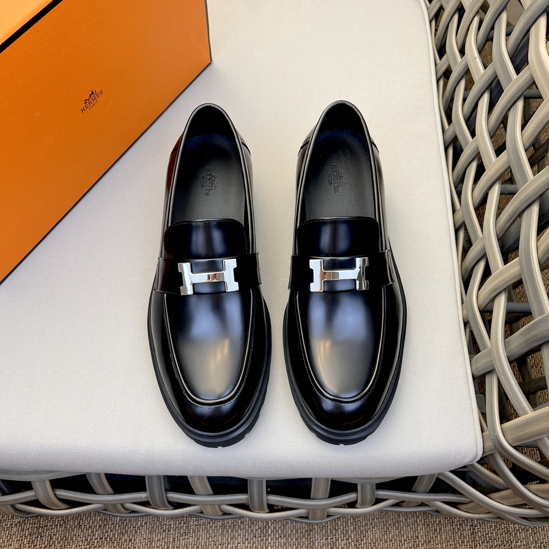 NO:271530,Herme* classic business casual leather shoes｜Open imported glossy beaded cowhide｜Original cowhide inner footbed｜Paired with grooved rubber sole and iconic “H Cadenas” details｜Top quality high-end luxury Size39-44 (customized for 38.45),,hermes,cowhide19860909Herme*经典商务休闲皮鞋｜选用进口光面开边珠牛皮｜原版牛皮内里垫脚｜搭配凹槽橡胶鞋底和标志性“H Cadenas”细节｜顶级品质高档奢华 Size39-44（38.45定做）,,hermes,cowhide,Men's shoes