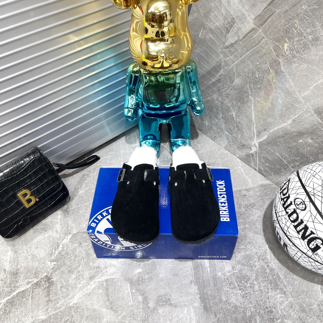 NO:594233,Birkenstock German narrow version Arizona Birken summer cork soft-soled slippers BK Birken shoes are a household name and a favorite item of every fashion blogger!  They are very easy to match and can be worn three seasons a year. Although they are classic, we have never ignored their comfort. We carefully selected wood chip footbeds with moderate hardness and softness, which are not easy to crack and deform. They have perfectly ergonomic soles and a specially optimized layer of latex on the footbeds, making every foot feel like stepping on a pillow!  A must-have item for fashion girls!  Upper imported high-mercerized cow suede, lining wool lining (real wool), bottom sawdust footbed anti-slip EVA bottom sheet, code number 35-40, semi-slippers, birkenstock, slippers19860909Birkenstock博肯德国窄版Arizona博肯夏季软木软底一字拖鞋 BK博肯鞋,家喻户晓,每个时尚博主都爱的单品！非常好搭配,一年可以穿三季的鞋子.虽然经典,但是我们从未忽视它的舒适度.我们精心挑选软硬度适中的木屑脚床,不易开裂不易变型；完美的切合人体工学的底弧,脚床上还特意优化一层乳胶,让我们每一脚都像踩在枕头般的感觉！时尚girl 必备单品！ 鞋面进口高丝光牛反毛皮 内里羊毛里（真毛） 底木屑脚床防滑EVA底片 码数35-40,半拖毛毛鞋,birkenstock,slippers,Women's Shoes