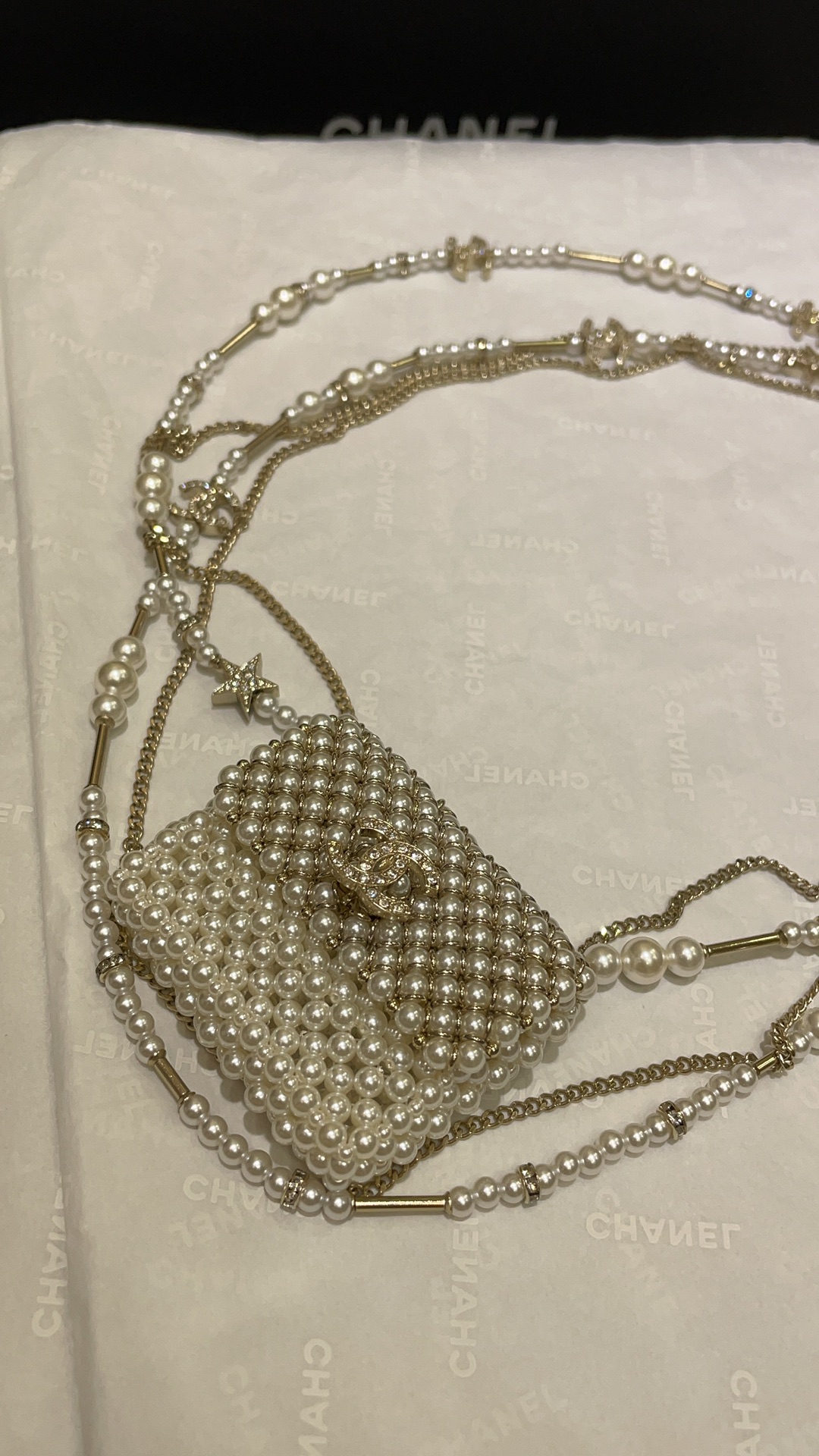 NO:631628,88800, arrived today. Can be worn cross-body. 23A new woven pearl bag full of diamond stars and double C sweater chain. Super exquisite mini pearl bag. Elegant temperament. Complex and heavy work. Handiwork can only be done once a day. Standard for white, rich and beautiful ladies. This is really a miss. Consistent brass material. Customized pearls. Czech diamonds. Necklace with complete packaging. Hand-knitted, sweaters, necklace, Cartier high-end jewelry.1986090988800,今日到货 可斜挎 23A新款编织珍珠包包满钻星星双C毛衣链 超级精致的mini珍珠小包包 优雅气质 复杂重工款 手工活一天只能做一个 白富美名媛标配 这个真的是错过拍大腿 z一致黄铜材质 定制珍珠 捷克钻 项链带包装全套 手工编织,,sweaters,necklace,卡迪亚高端饰品,Jewelry