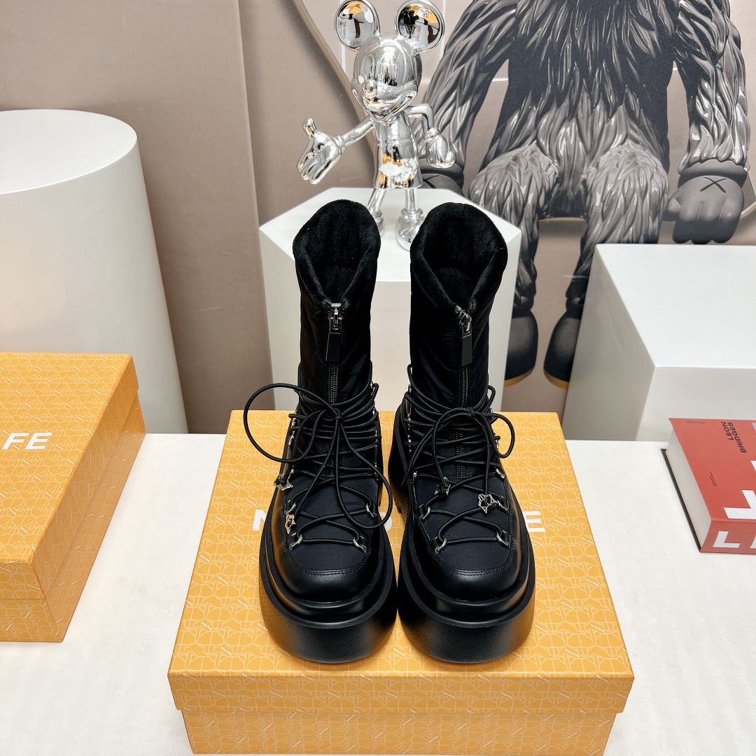 NO:577441,: 'Exclusive top version' nakedwolf*23vs the latest fashion show in autumn, sky-high platform fashion boots series...[Thick-soled platform lace-up short boots] nakedwolf*e Ned Wolf*e is a London fashion designer brand with the famous logo of the wolf head. It enjoys a high reputation in the luxury goods industry and is famous for its thick and stiff design. It is committed to creating bold and avant-garde shoes. This fashion boot is the master of the Ned Wolf family. The original model is opened and 1:1 details are restored... Upper: Original customized cowhide waterproof cloth Lining: Customized cashmere Foot pad: Customized cashmere Outsole: Customized rubber sole Heel height: 6cm Number of yards: 35-39 (40 customizations are non-refundable) Packaging: Original full set of packaging Color: black, boots, boots, cowhide19860909:《独家顶级版本》 nakedwolf*23vs秋季最新秀场恨天高防水台时装靴系列……【松糕厚底系带短靴】 nakedwolf*e 耐德·沃夫是一家伦敦时装设计师品牌,狼头的知名标识,在奢侈品界享有盛誉,以厚实而挺括的设计著称,致力于打造大胆前卫的鞋履,这一款时装靴更是耐得·沃夫家族中的集大成者,原版开模,1:1细节还原…… 鞋面:原版定制牛皮防水布 内里:定制羊绒 垫脚:定制羊绒 大底:定制橡胶底 跟高:6cm 码数:35-39（40定制不退换） 包装:原版全套包装 颜色:黑色,靴子,boots,cowhide,Women's Shoes