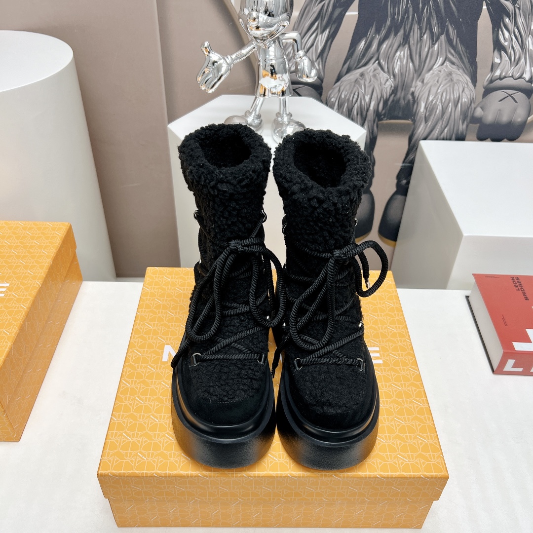 NO:577445,: 'Exclusive top version' nakedwolf*23vs the latest fashion show in autumn, sky-high platform fashion boots series...[Thick-soled platform lace-up short boots] nakedwolf*e Ned Wolf*e is a London fashion designer brand with the famous logo of the wolf head. It enjoys a high reputation in the luxury goods industry and is famous for its thick and stiff design. It is committed to creating bold and avant-garde shoes. This fashion boot is the master of the Ned Wolf family. The original model is opened and 1:1 details are restored... Upper: Original customized lamb wool Lining: Customized lamb wool Foot pads: Customized lamb wool Outsole: Customized rubber sole Heel height: 6cm Size: 35-39 (40 customizations are non-refundable) Packaging: Original full set of packaging Color: black, boots, boots19860909:《独家顶级版本》 nakedwolf*23vs秋季最新秀场恨天高防水台时装靴系列……【松糕厚底系带短靴】 nakedwolf*e 耐德·沃夫是一家伦敦时装设计师品牌,狼头的知名标识,在奢侈品界享有盛誉,以厚实而挺括的设计著称,致力于打造大胆前卫的鞋履,这一款时装靴更是耐得·沃夫家族中的集大成者,原版开模,1:1细节还原…… 鞋面:原版定制羊羔毛 内里:定制羊羔毛 垫脚:定制羊羔毛 大底:定制橡胶底 跟高:6cm 码数:35-39（40定制不退换） 包装:原版全套包装 颜色:黑色,靴子,boots,Women's Shoes