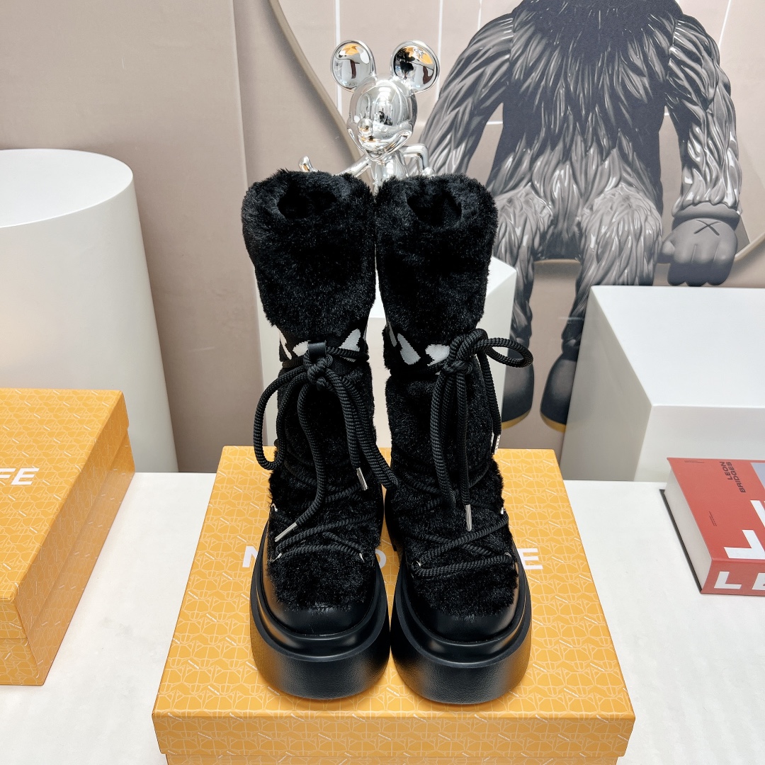 NO:577450,: 'Exclusive top version' nakedwolf*23vs the latest fashion show in autumn, sky-high platform fashion boots series...[Thick-soled platform lace-up short boots] nakedwolf*e Ned Wolf*e is a London fashion designer brand with the famous logo of the wolf head. It enjoys a high reputation in the luxury goods industry and is famous for its thick and stiff design. It is committed to creating bold and avant-garde shoes. This fashion boot is the master of the Ned Wolf family. The original model is opened and 1:1 details are restored... Upper: Original customized wool Lining: Customized wool Foot pads: Customized wool Outsole: Customized rubber sole Heel height: 6cm Size: 35-39 (40 customizations are non-returnable) Packaging: Original full set of packaging Color: black, boots, boots19860909:《独家顶级版本》 nakedwolf*23vs秋季最新秀场恨天高防水台时装靴系列……【松糕厚底系带短靴】 nakedwolf*e 耐德·沃夫是一家伦敦时装设计师品牌,狼头的知名标识,在奢侈品界享有盛誉,以厚实而挺括的设计著称,致力于打造大胆前卫的鞋履,这一款时装靴更是耐得·沃夫家族中的集大成者,原版开模,1:1细节还原…… 鞋面:原版定制羊毛 内里:定制羊毛 垫脚:定制羊毛 大底:定制橡胶底 跟高:6cm 码数:35-39（40定制不退换） 包装:原版全套包装 颜色:黑色,靴子,boots,Women's Shoes