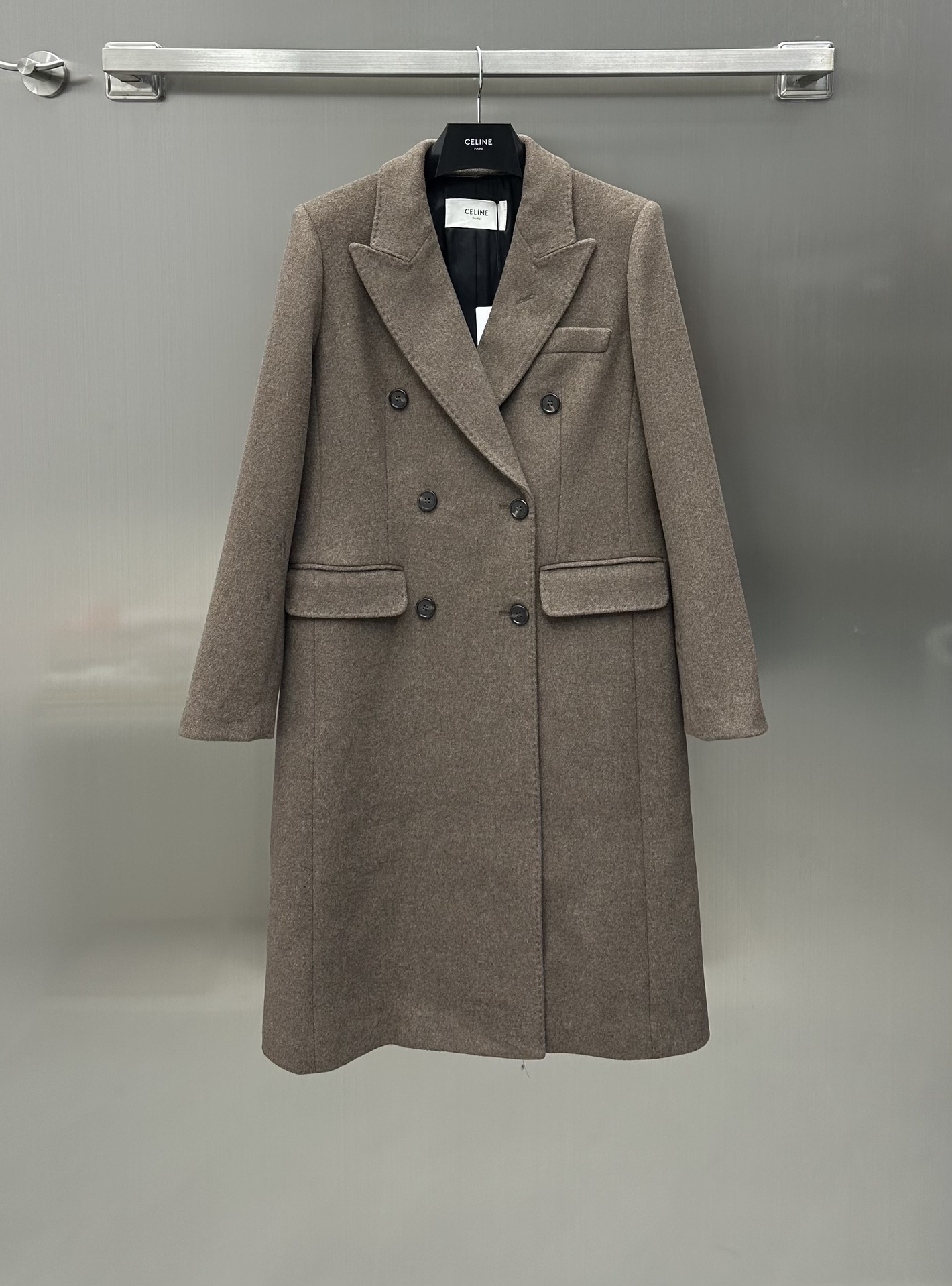 NO:696702,Celin* new arrival, custom-made long lapel coat made of YB imported 70 wool wool. Perfectly restored garment appearance. Development of fabrics. Long lapel coat. Decorated with black double-breasted buttons. Fashionable and advanced. Shoulder pads and slightly waisted long coat. A must-have for autumn and winter. Makes you look taller and slimmer. Versatile and timeless. Full of aura. High version,,celine,jackets & coats,19860909Celin* 新品上架翻领长款大衣定制YB进口70羊毛呢子材质 成衣品相完美还原 面辅料开发 长款翻领大衣外套 饰以黑色双排纽扣点缀整体 时髦高级 垫肩微收腰长款外套 秋冬必备 显高显瘦 百搭不过时 气场十足  高版本,,celine,jackets & coats,,Women's clothing