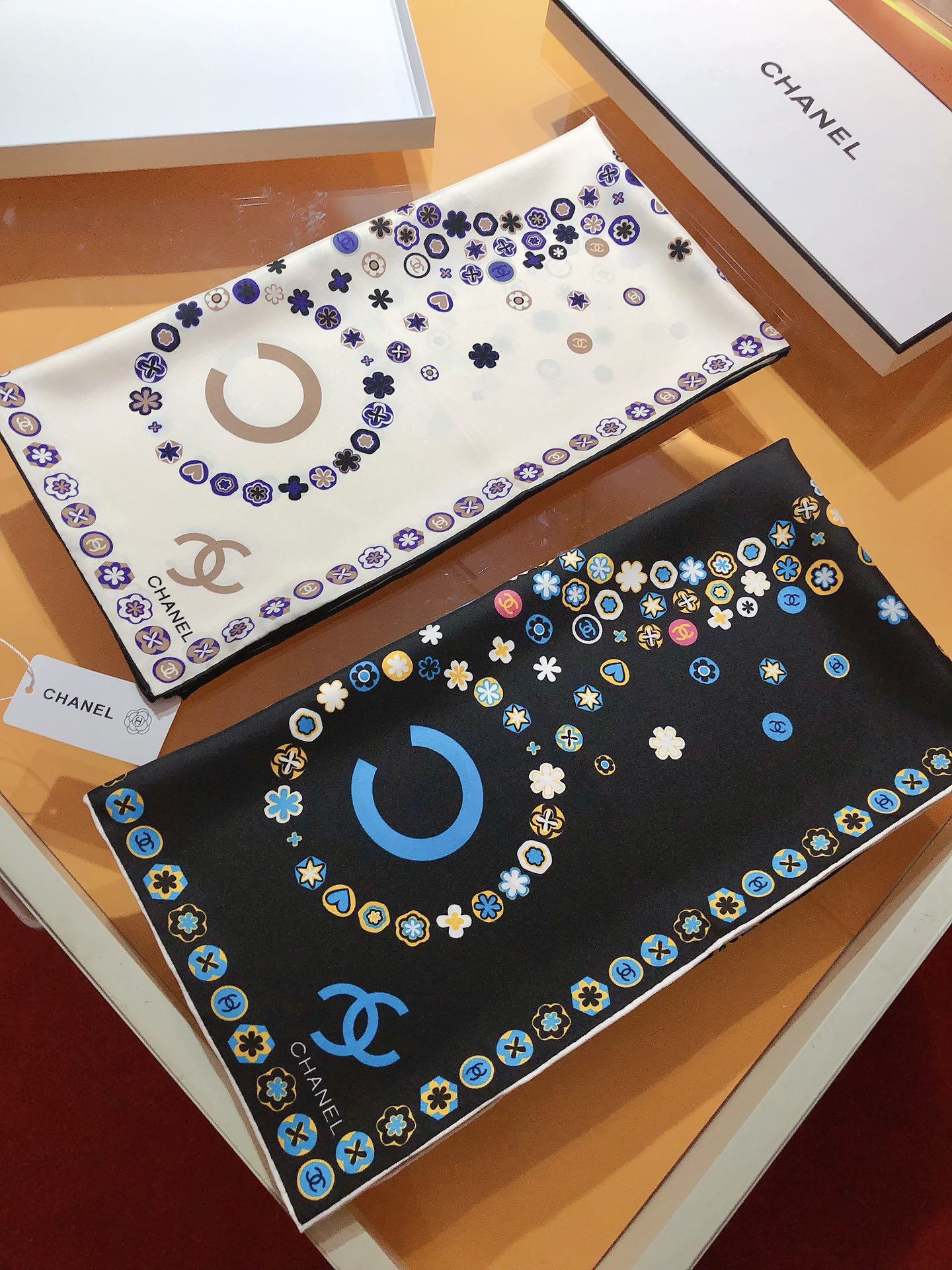 NO:171920,SCC2352 Original single small 90cm silk square scarf, top-grade twill silk material is purely hand-made curled edges, light luxury, high-end heavy twill silk, complete counter quality fabric pursues the shape, with a crisp feel, bright and plump color is super pleasing to the eye!  Good goods are not waiting for others, if you like it, you can't miss it [Ingredient size 90X90cm Twill silk], high-version scarf, real silk19860909SCC2352 原单小香90cm真丝方巾,顶级斜纹真丝材质纯手工卷边,轻奢感十足高端重磅斜纹真丝完全专柜品相面料追求造型,手感挺括,鲜艳饱满色彩超级养眼！好货不等人,喜欢就不能错过哦【成分尺寸90X90cm 斜纹真丝】,高版本围巾,real silk,scarf